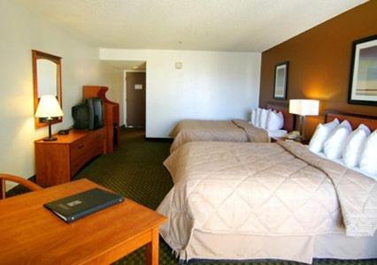 Queen Room with Two Queen Beds - Photo 2