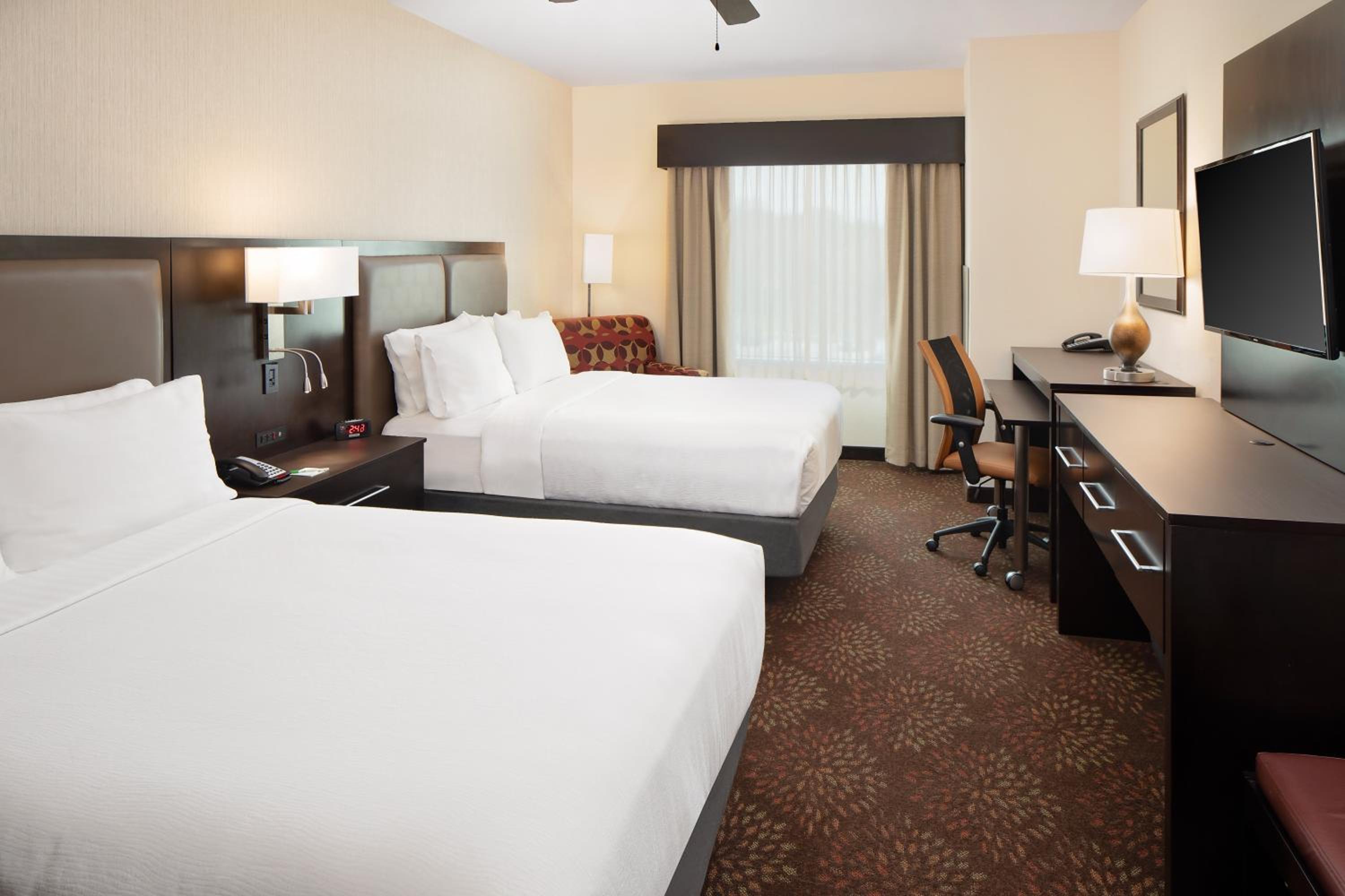 Queen Suite with Two Queen Beds and Mobility Accessible Tub - Non-Smoking