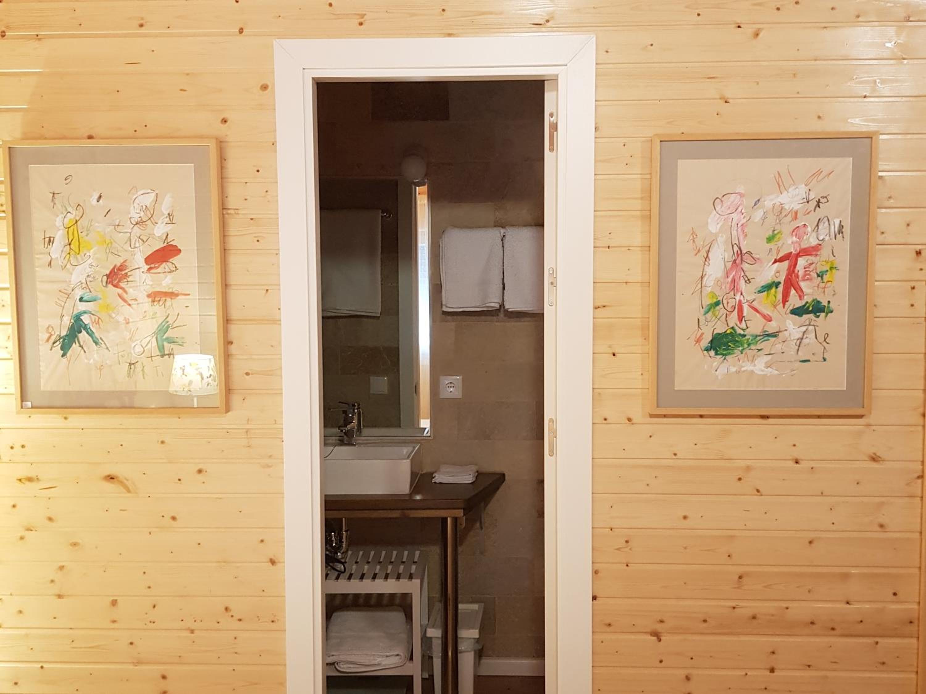 Deluxe Queen Room - Photo 9
