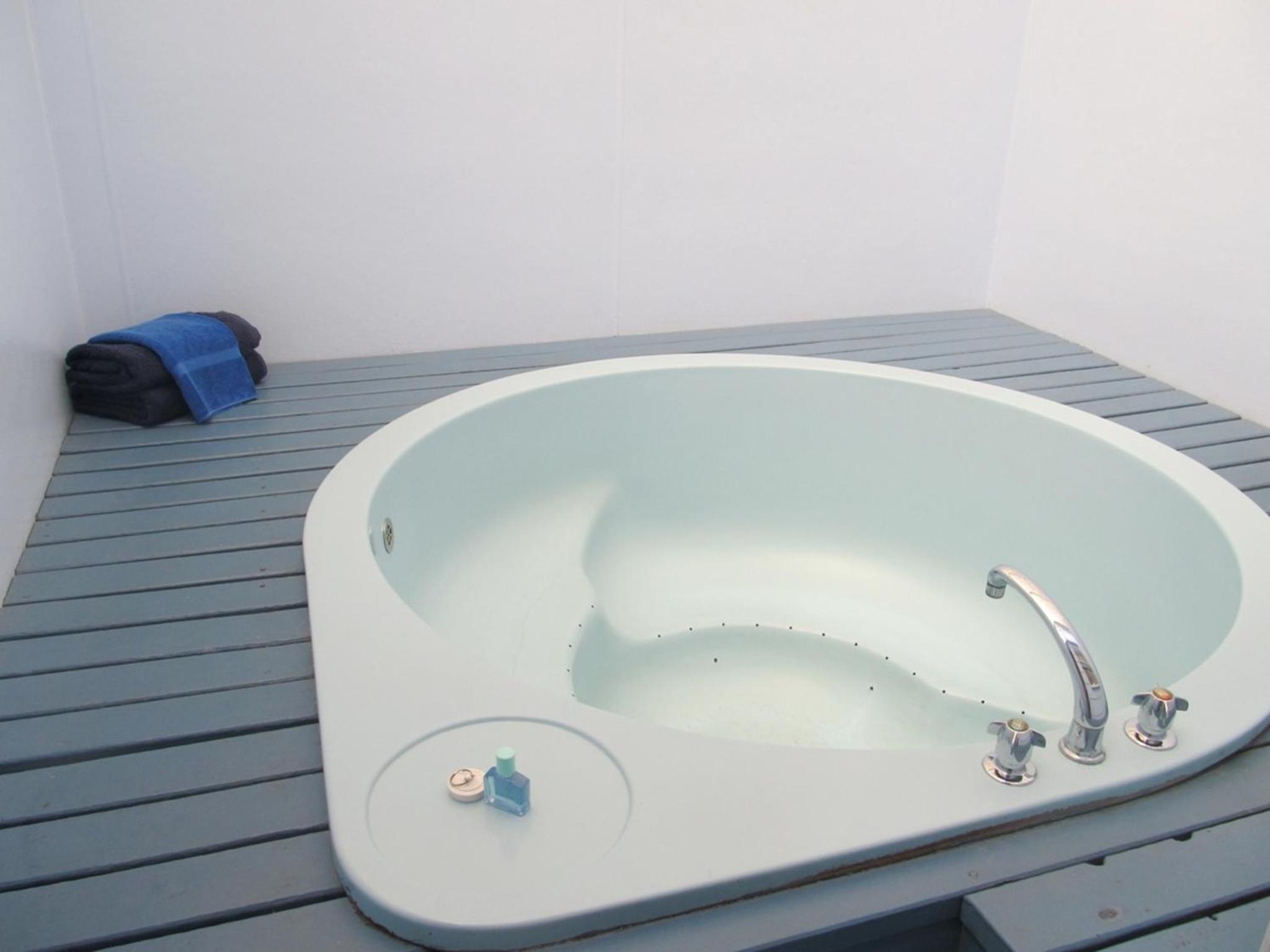 Large one bed room family unit with spa bathtub photo 3