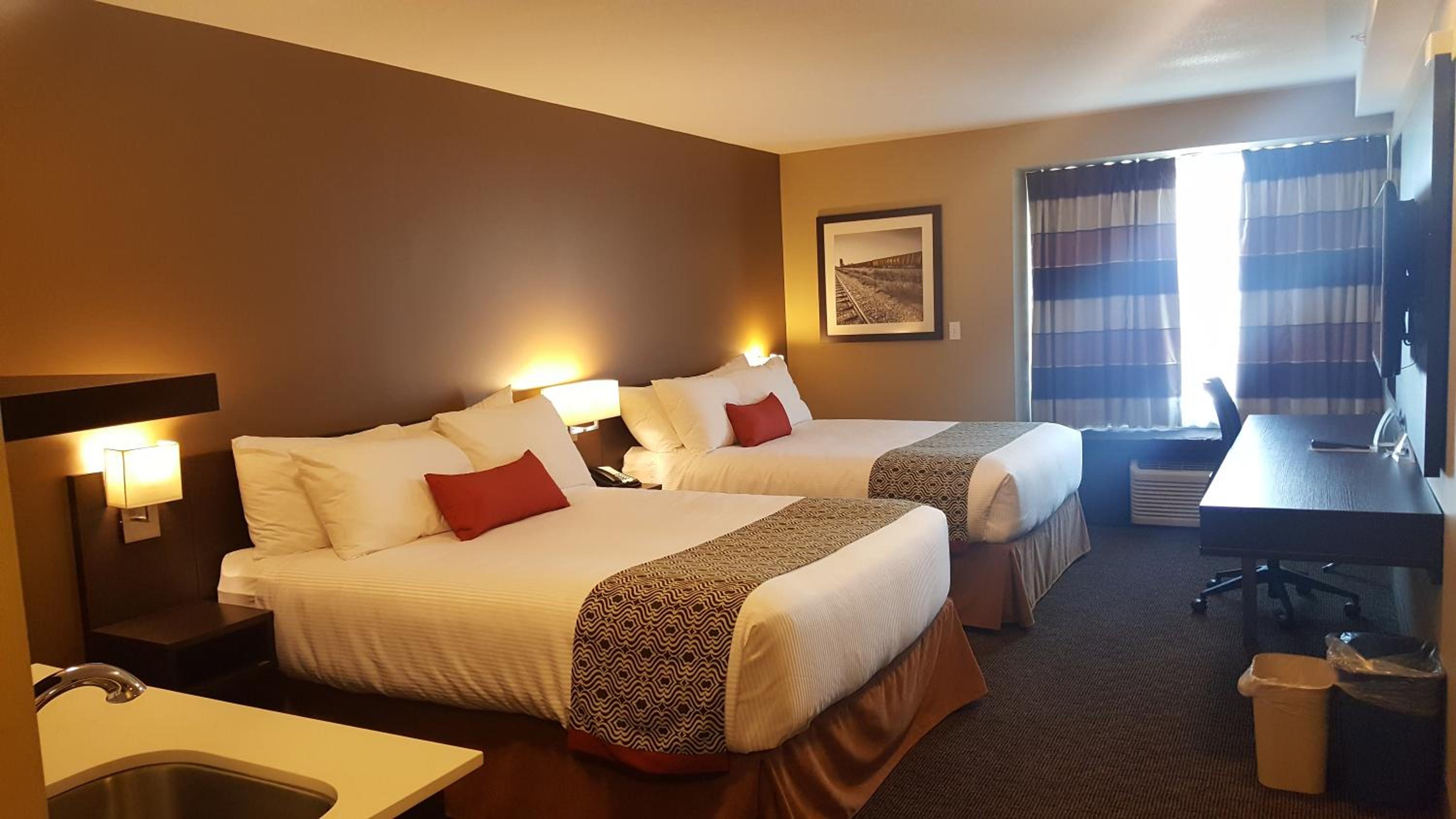 Business Queen Room with Two Queen Beds - Non-Smoking photo 2