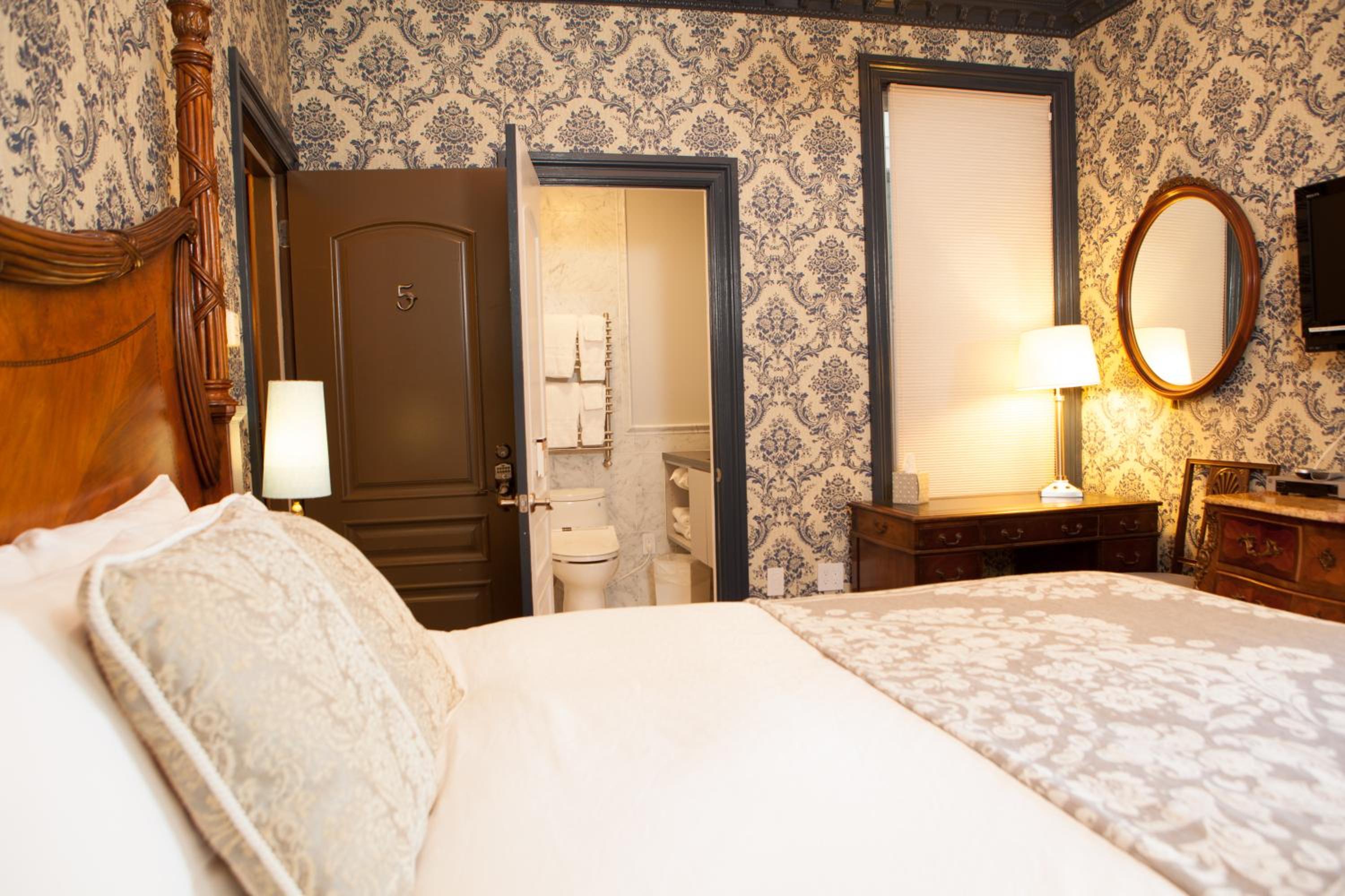 Deluxe King Room - Photo 1