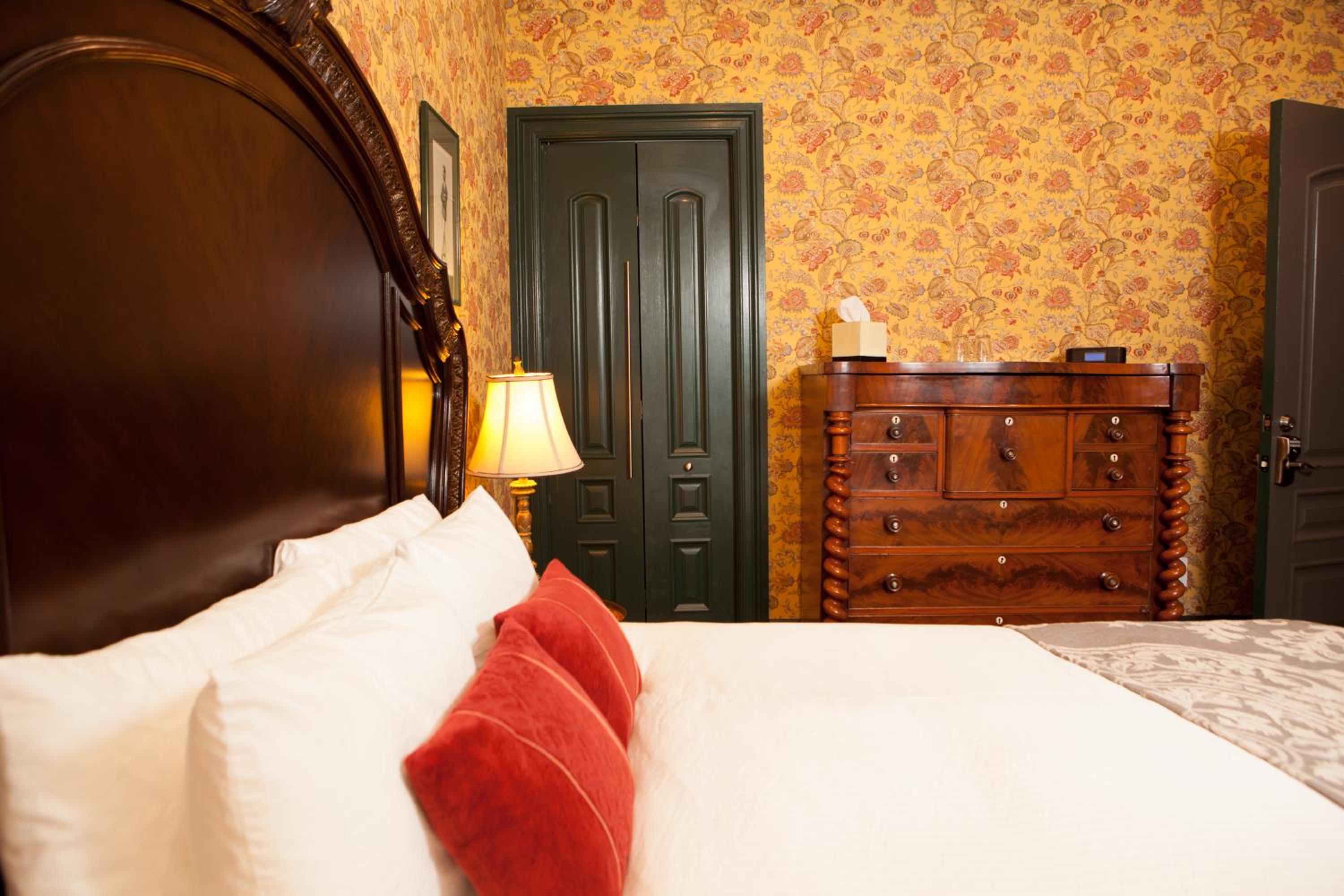Deluxe King Room - Photo 14