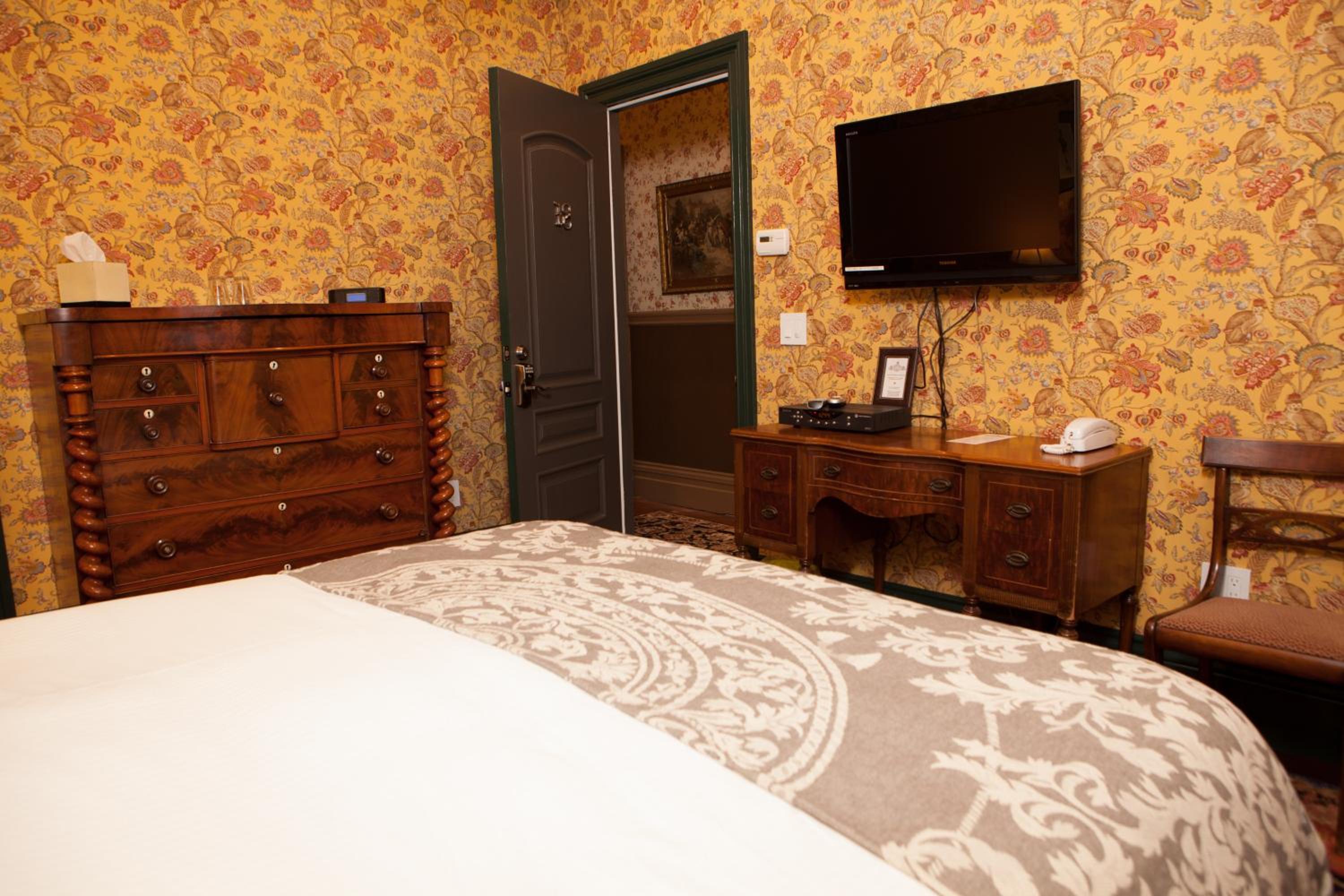 Deluxe King Room - Photo 13