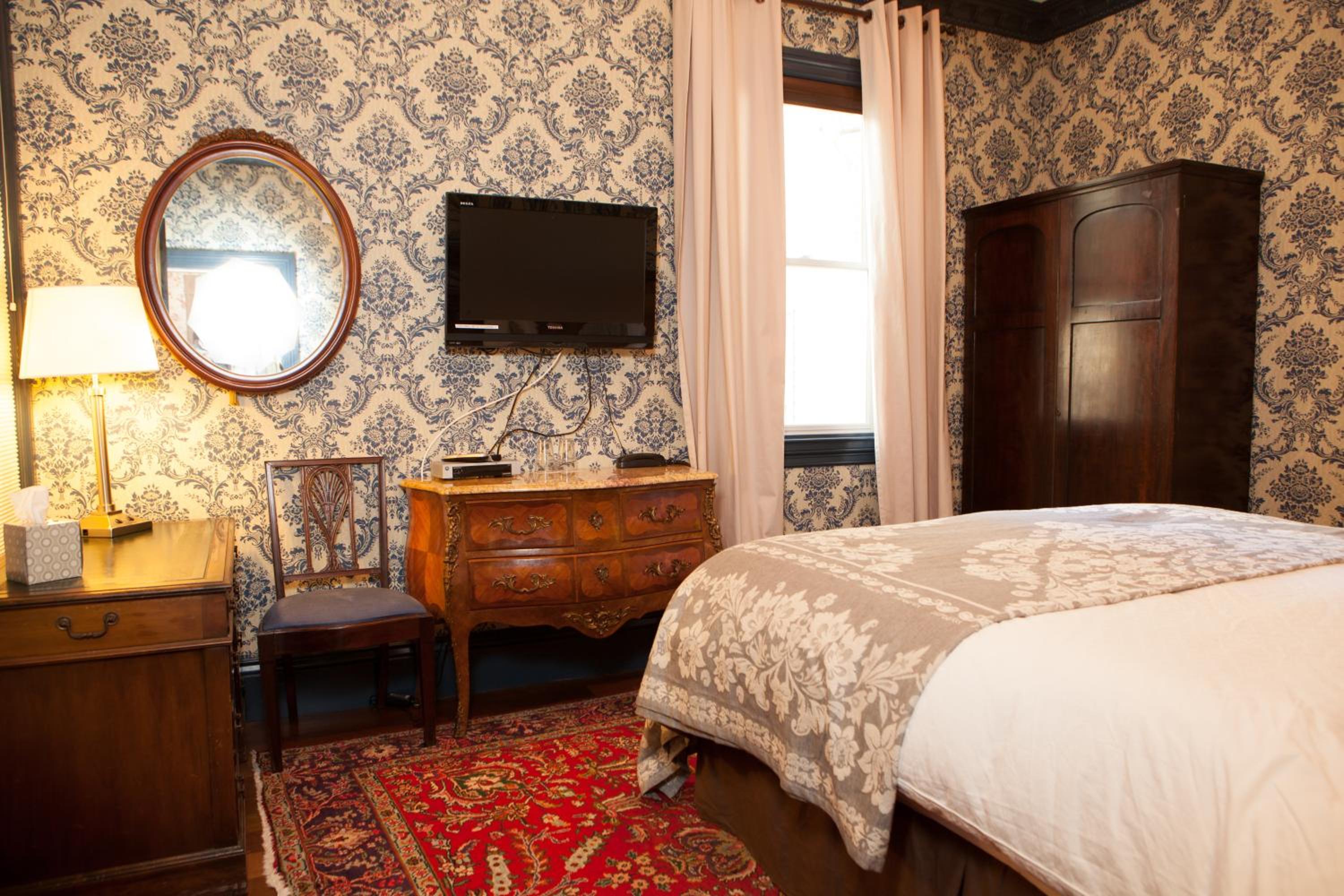 Deluxe King Room - Photo 11