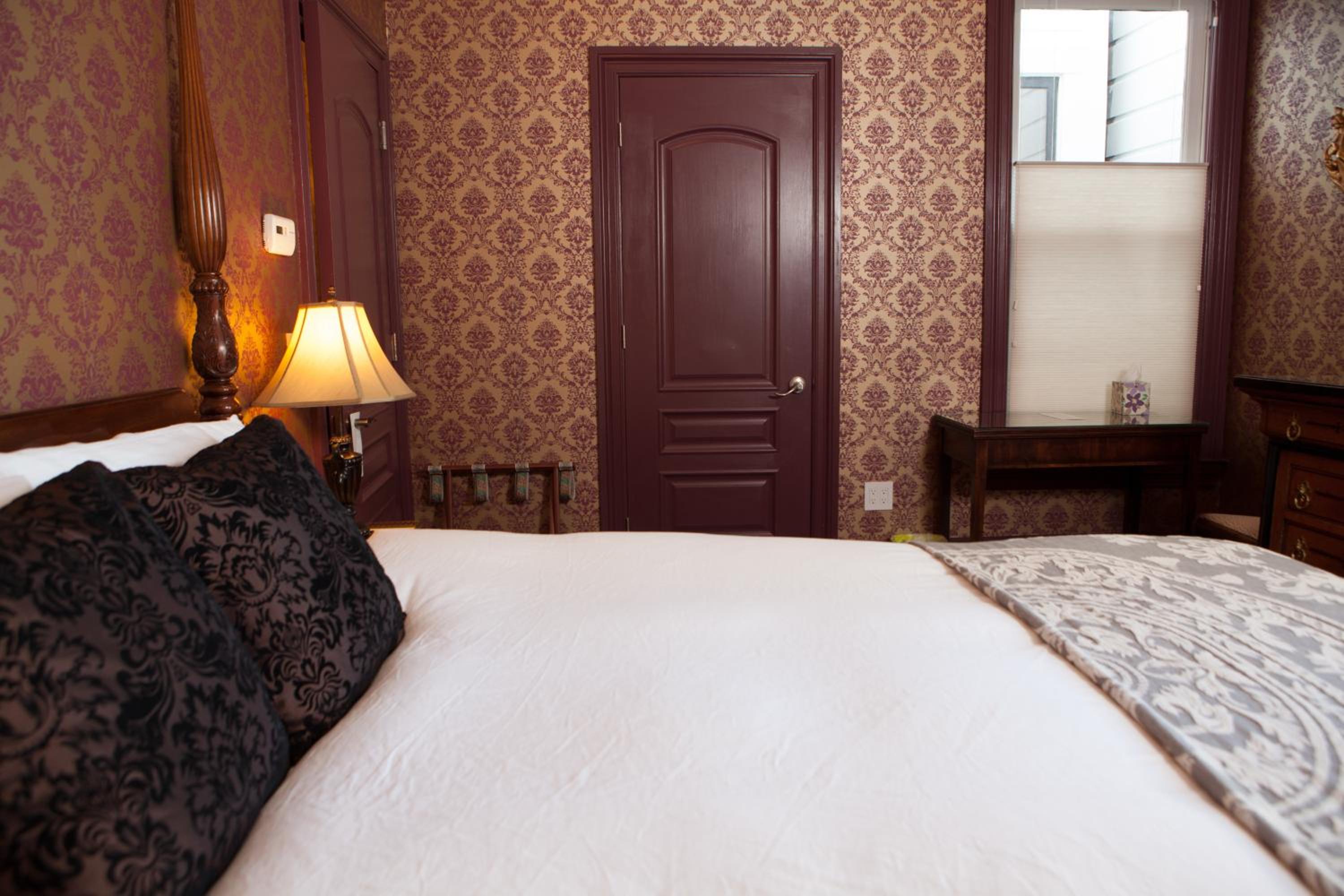 Deluxe King Room - Photo 10