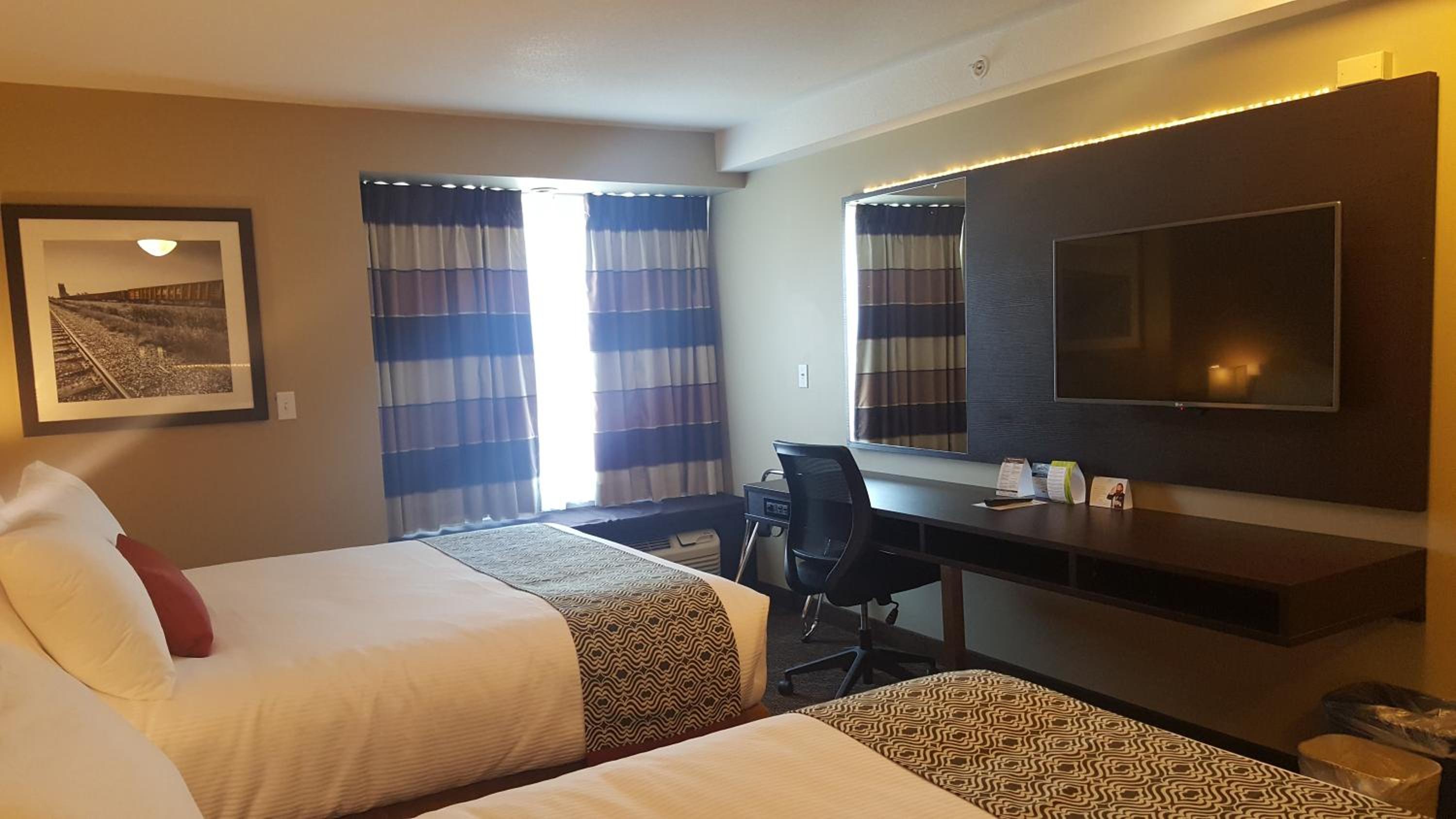Queen Room with Two Queen Beds - Non-Smoking photo 3