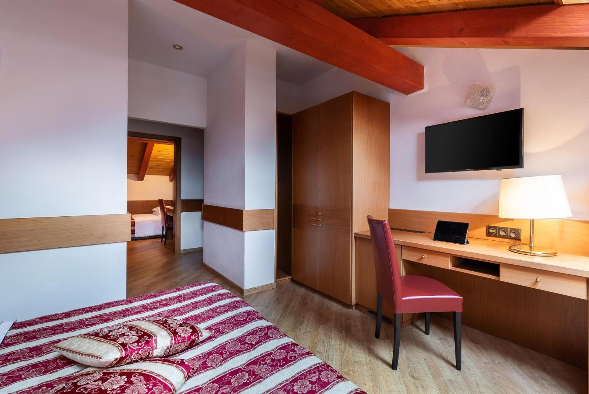 Two Connecting Double Rooms - Attic photo 2