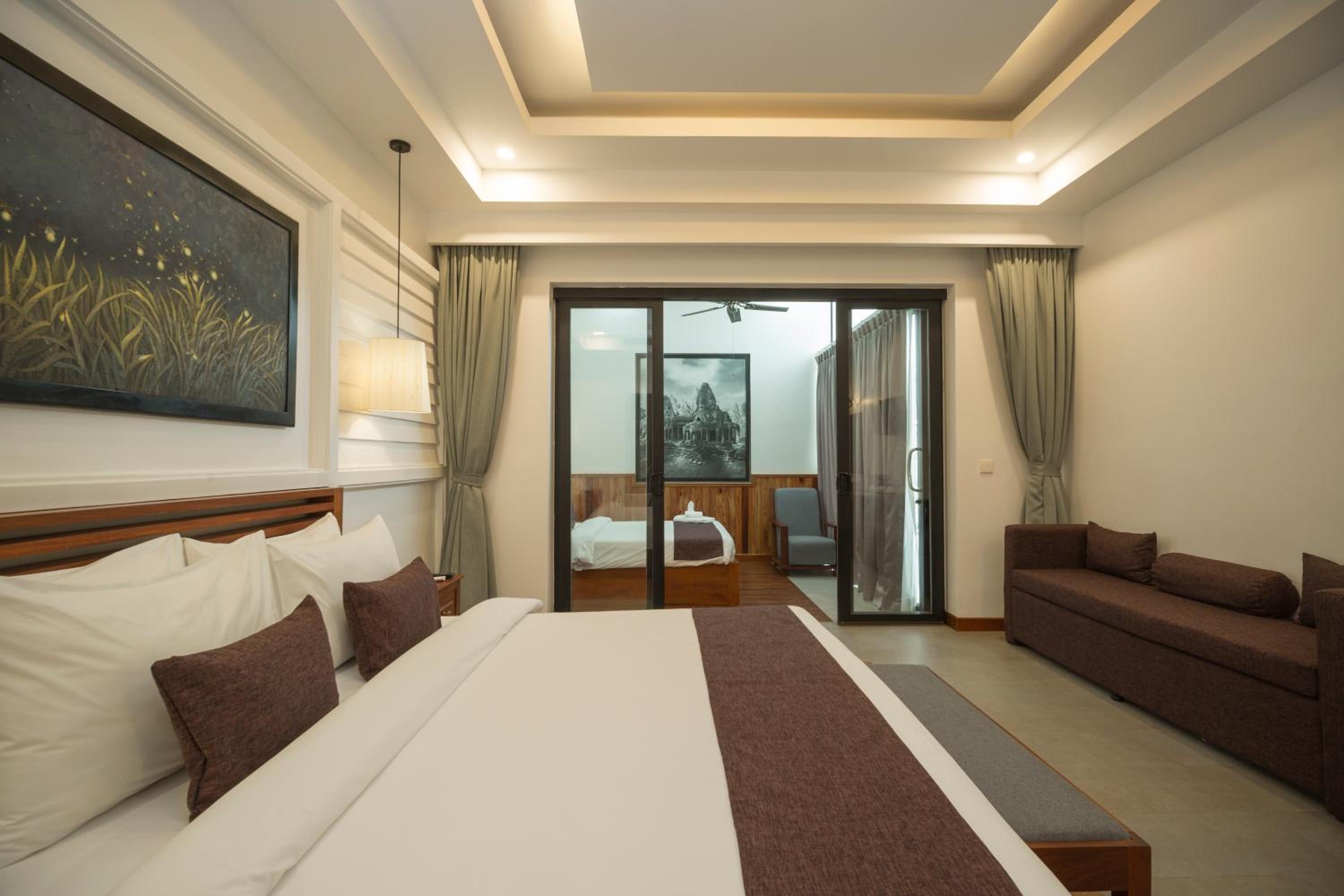 Deluxe Family room with Pool View