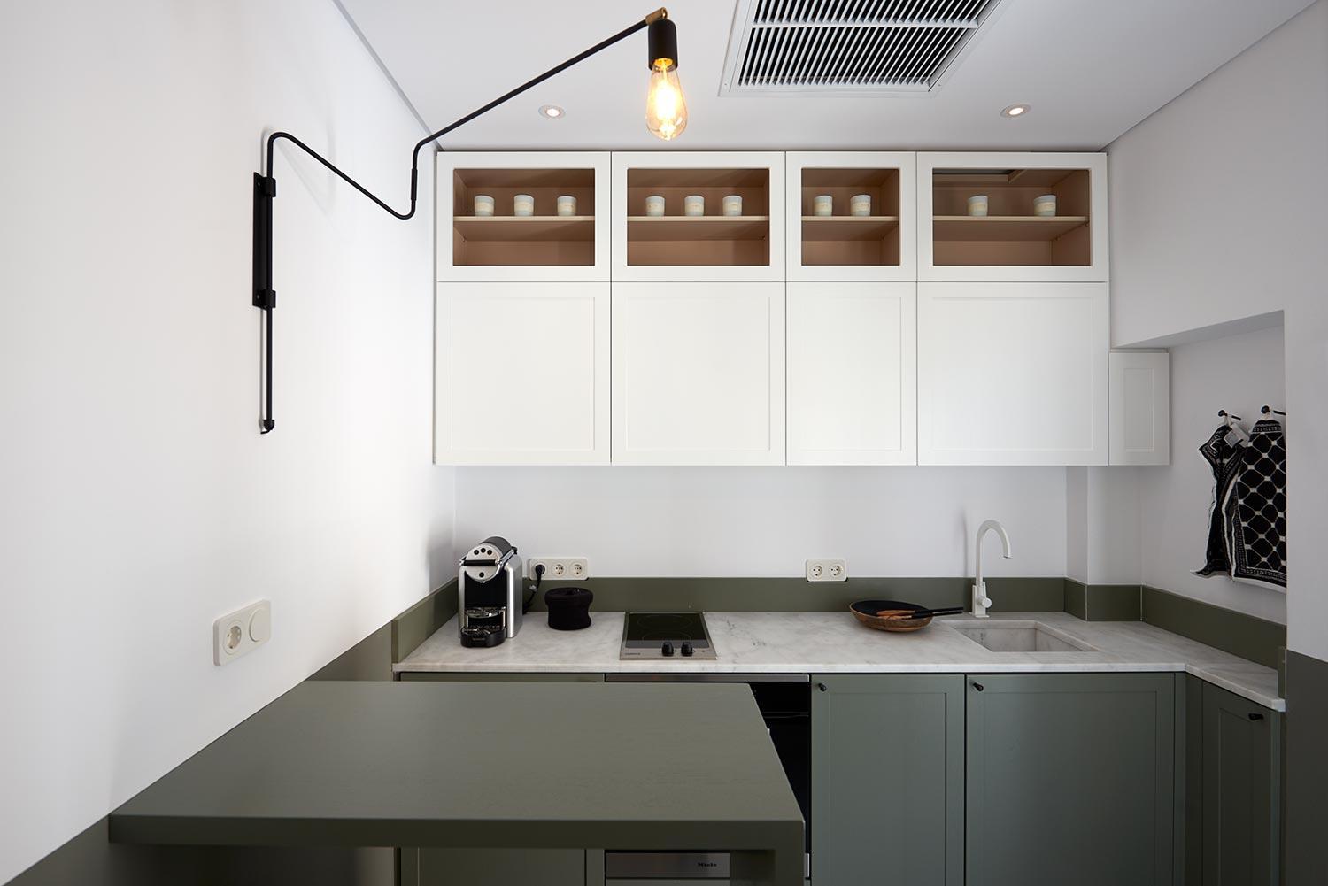 King Suite with Balcony - Photo 18