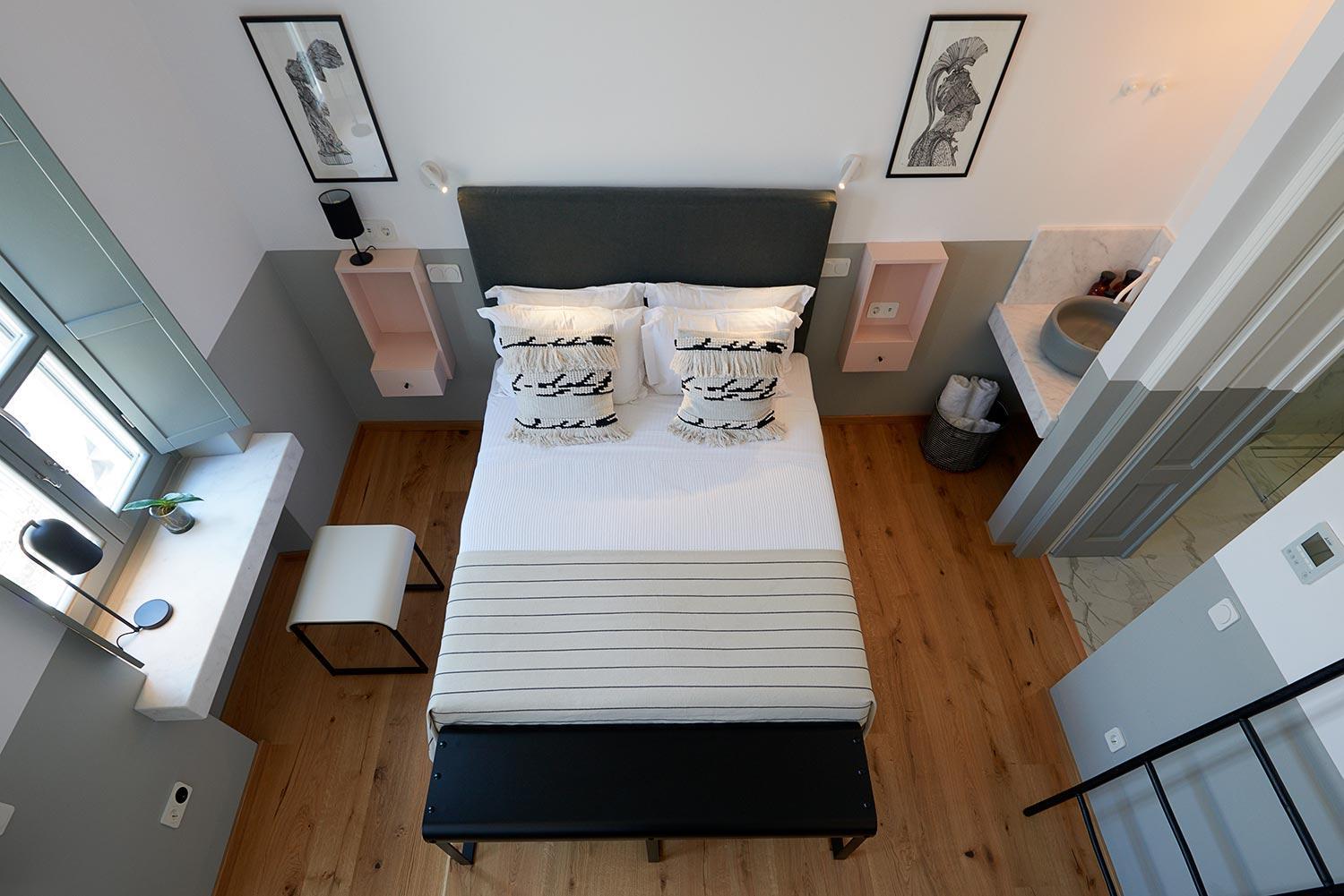 King Suite with Balcony - Photo 10