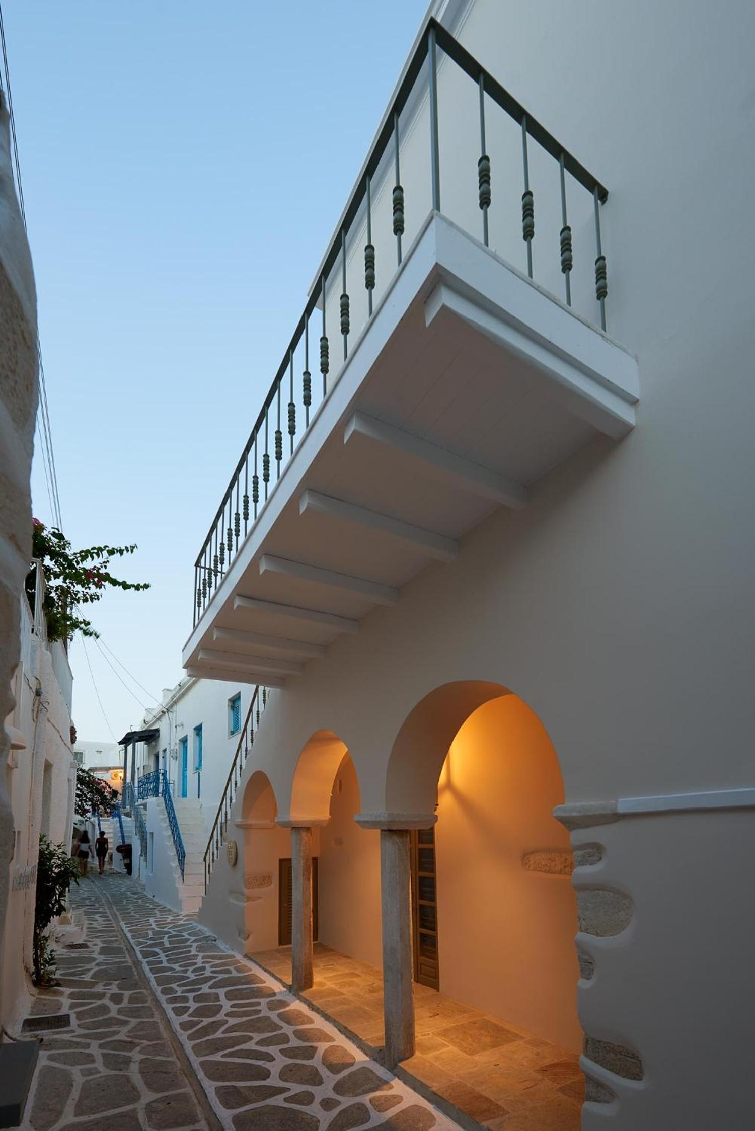 King Suite with Balcony - Photo 23