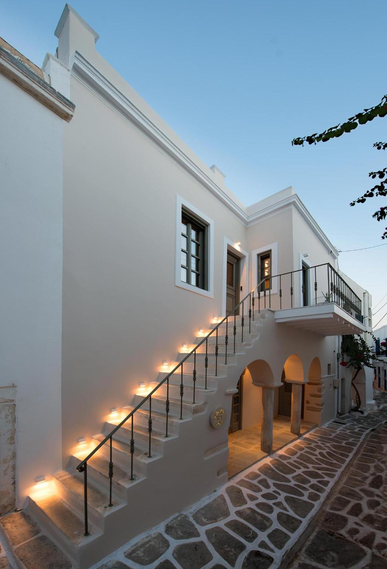 King Suite with Balcony - Photo 27