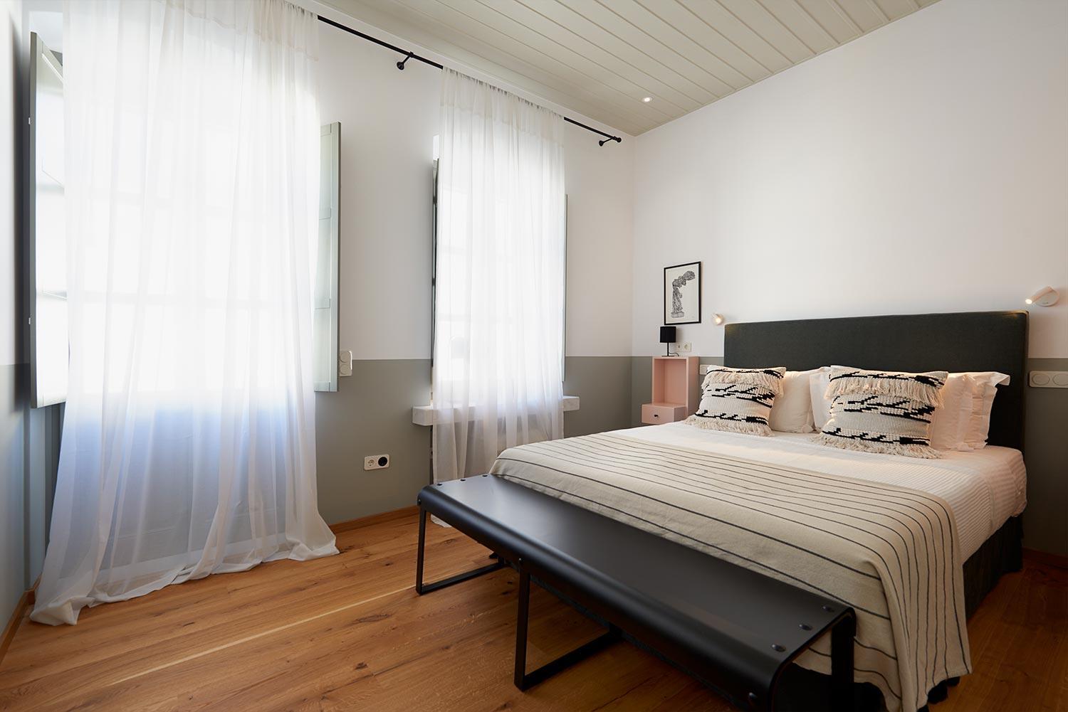 King Suite with Balcony - Photo 6