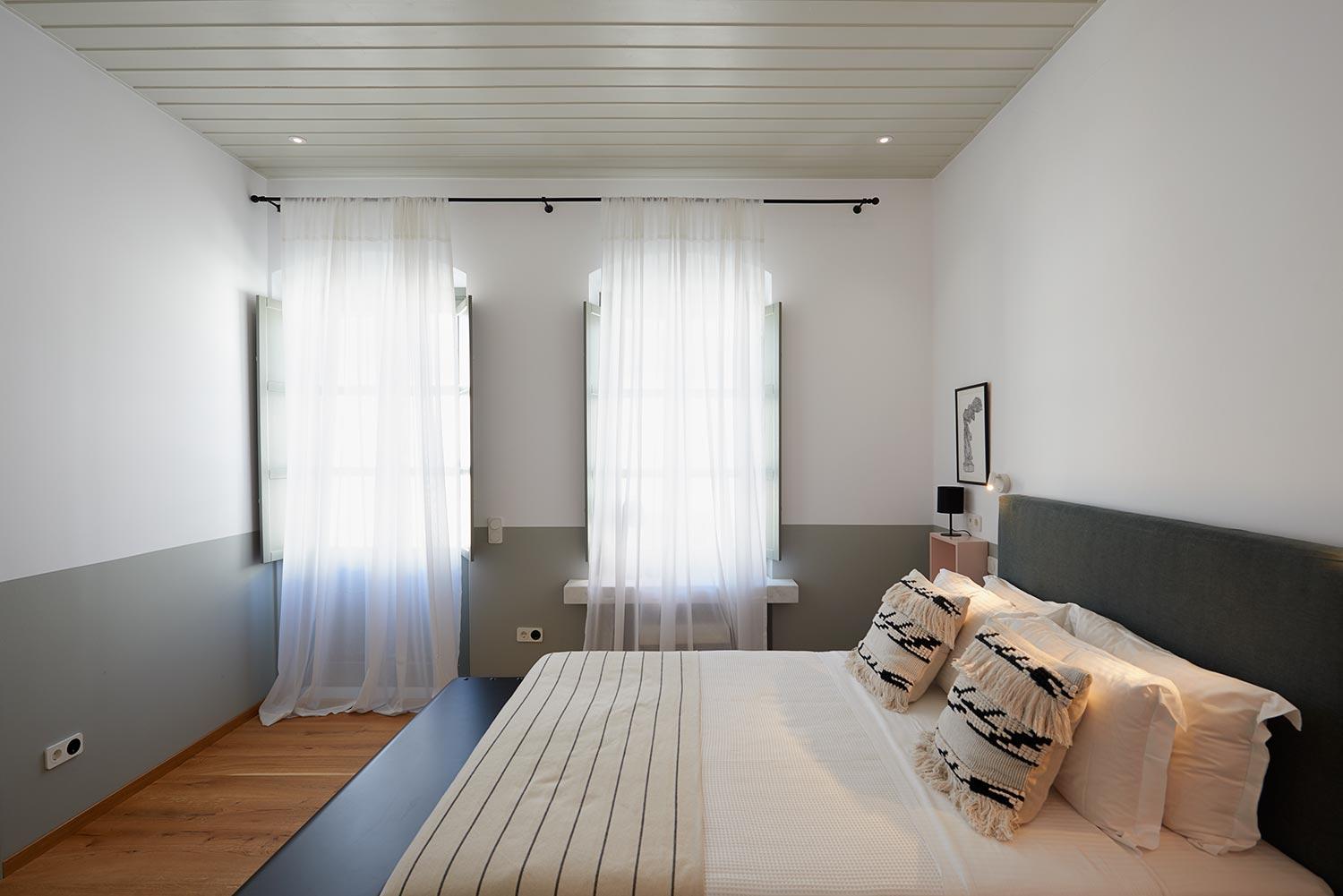 King Suite with Balcony - Photo 7