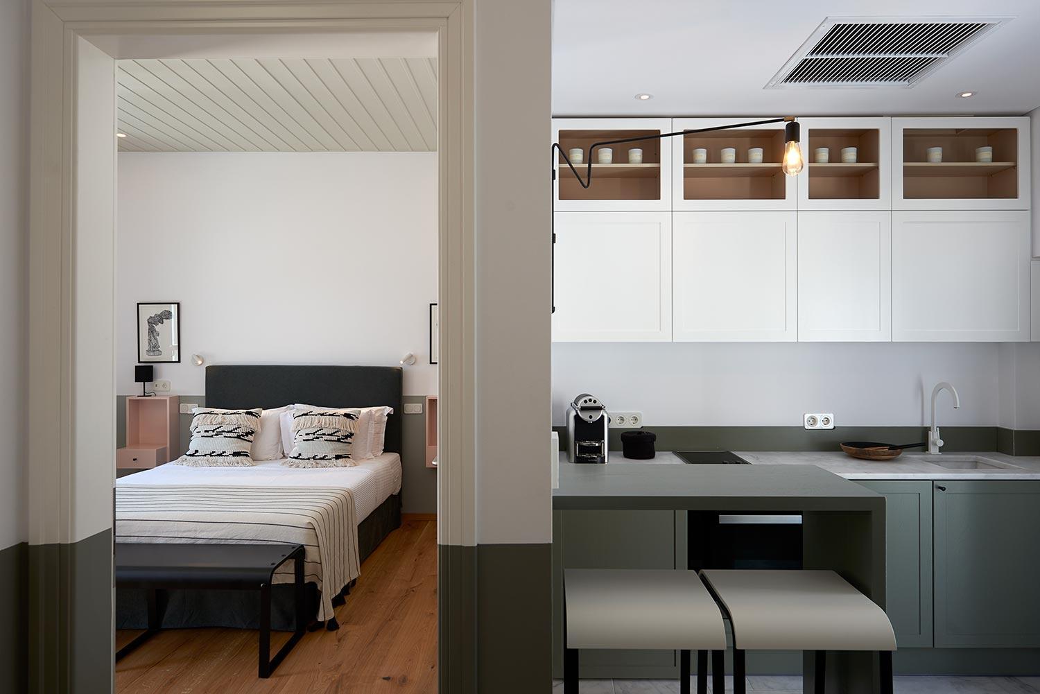 King Suite with Balcony - Photo 29