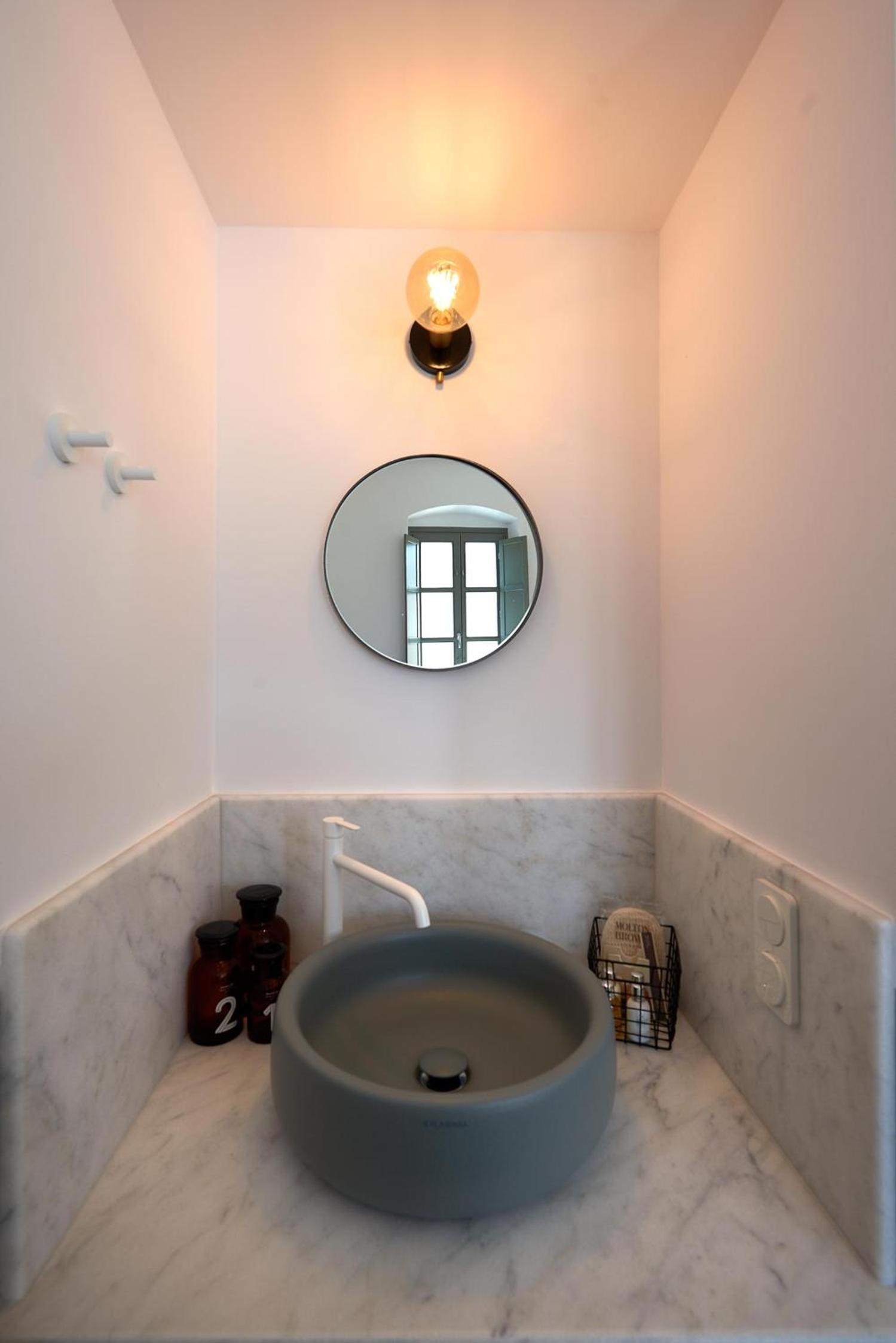 King Suite with Balcony - Photo 5