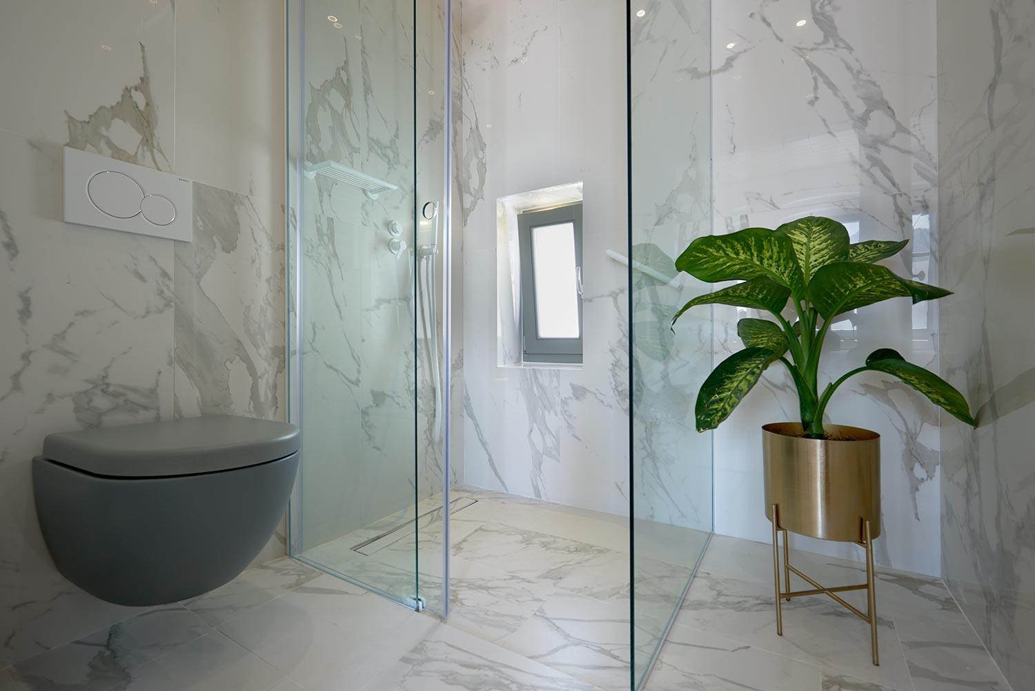 King Suite with Balcony - Photo 13