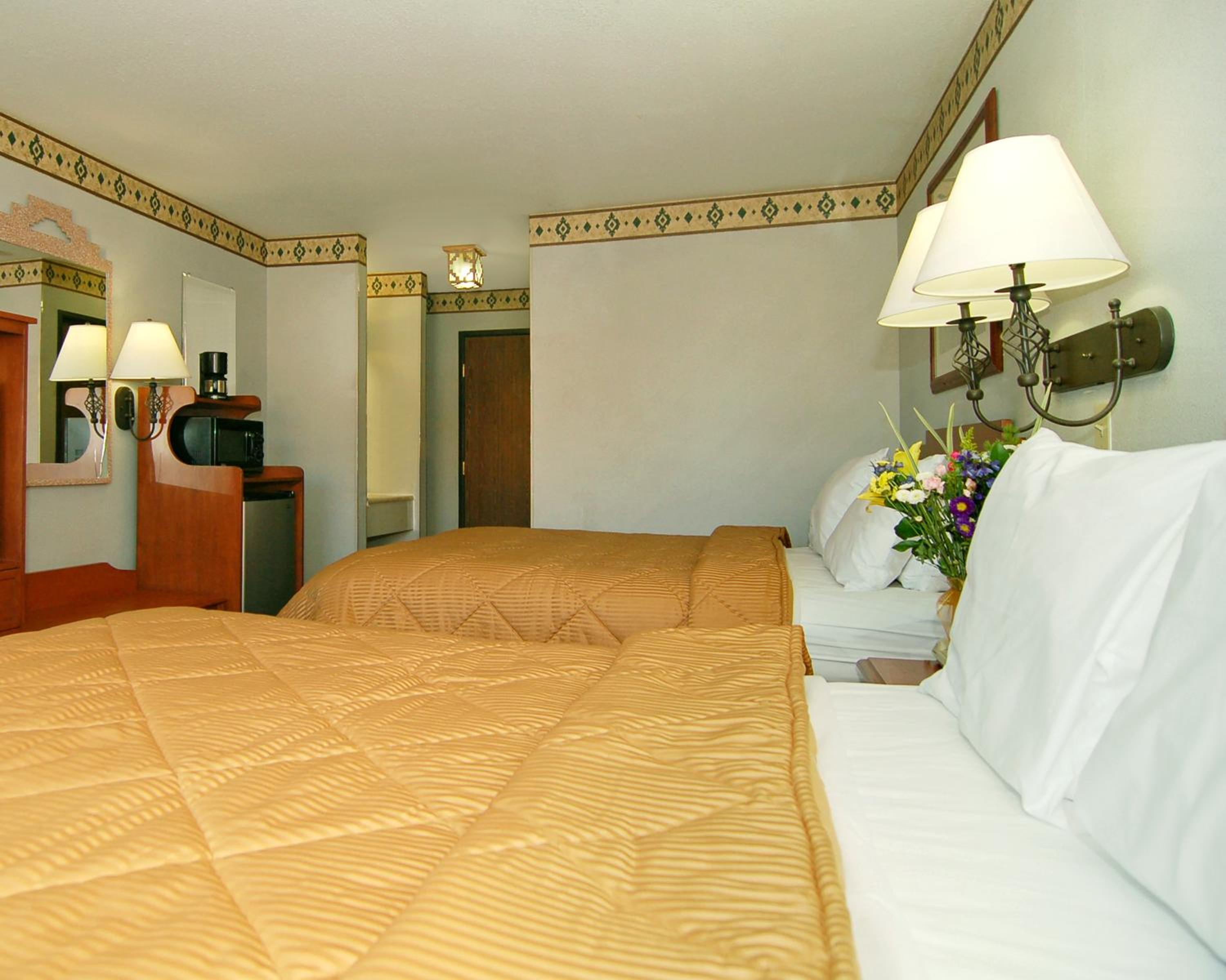 Queen Room with Two Queen Beds - Non-Smoking - Photo 4