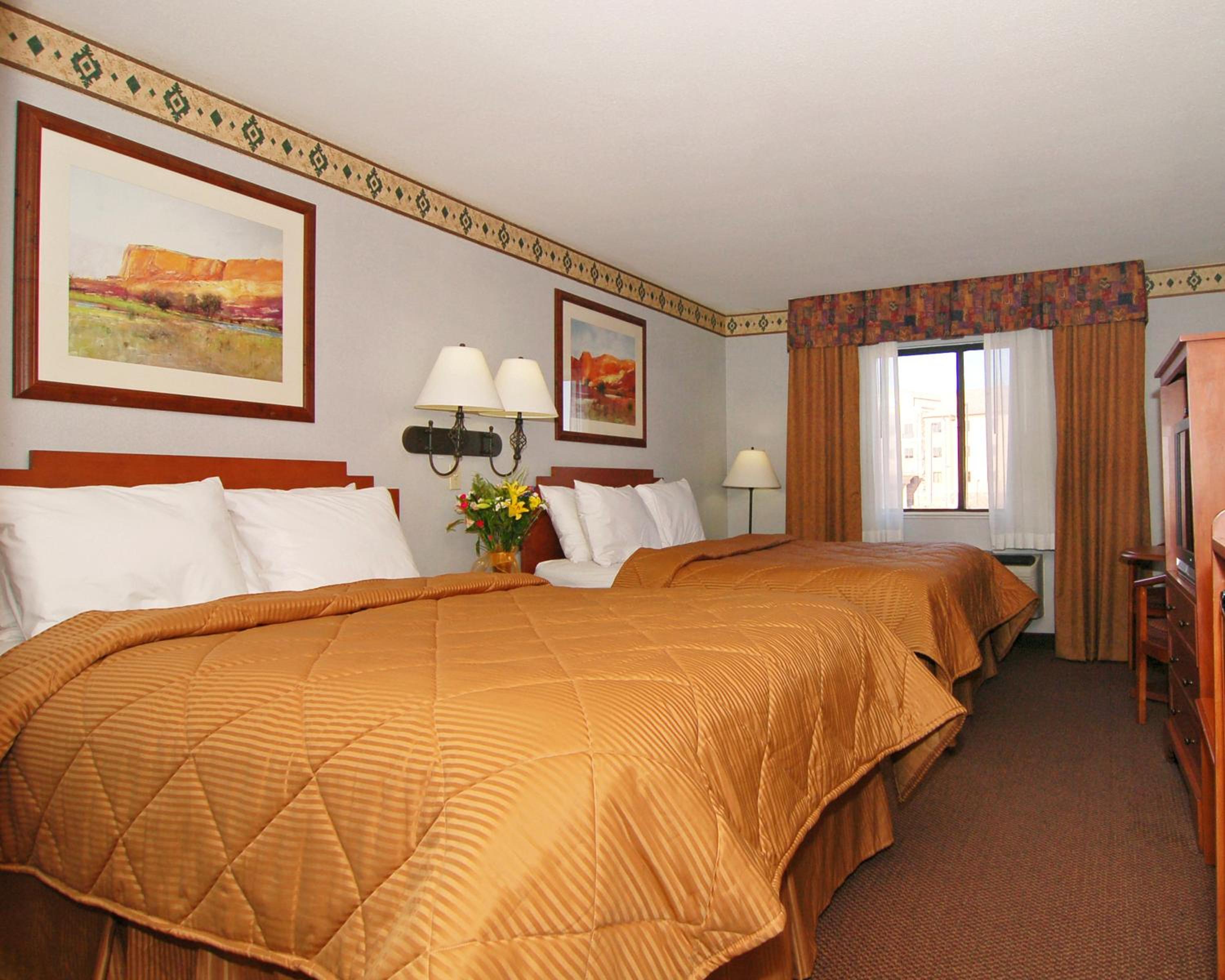 Queen Room with Two Queen Beds - Non-Smoking - Photo 5