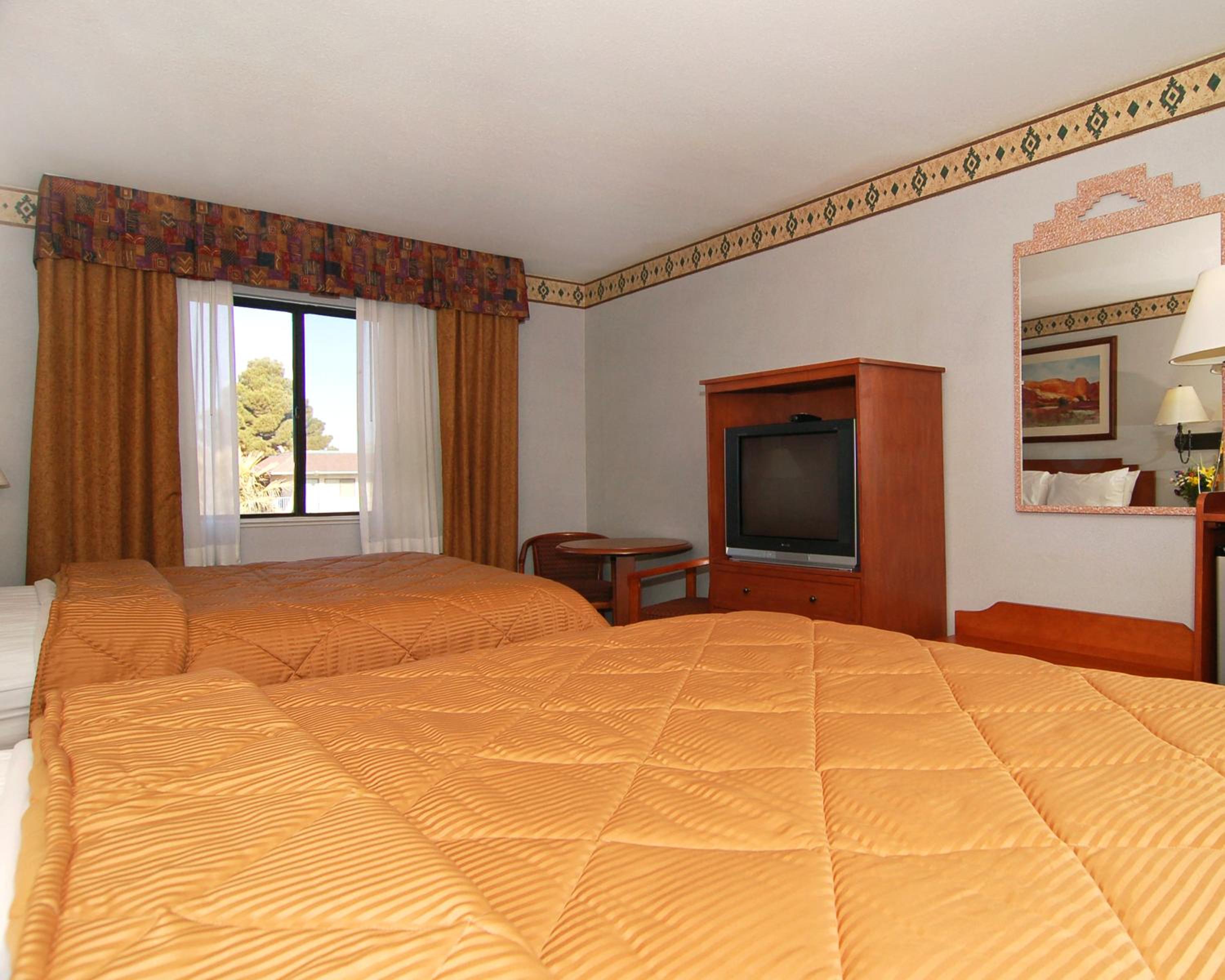 Queen Room with Two Queen Beds - Non-Smoking - Photo 3
