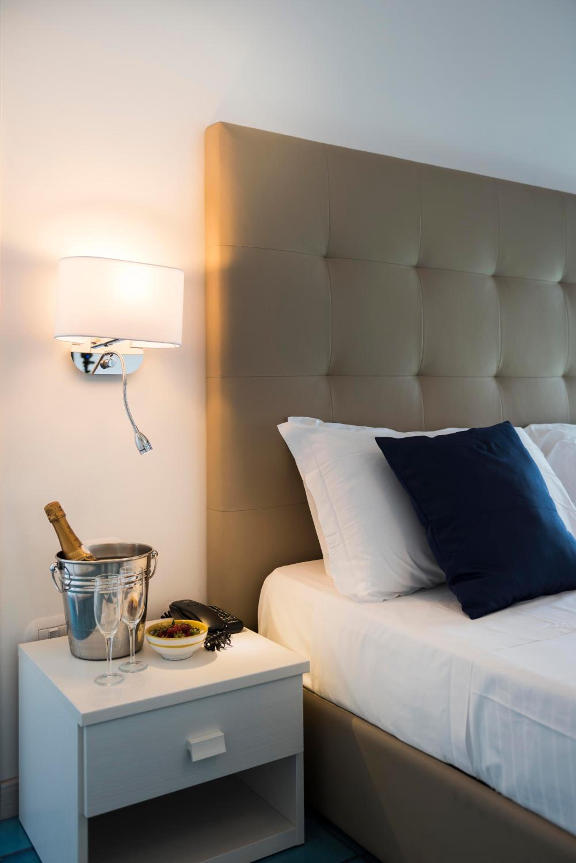 Deluxe Double or Twin Room with Sea View - Photo 1