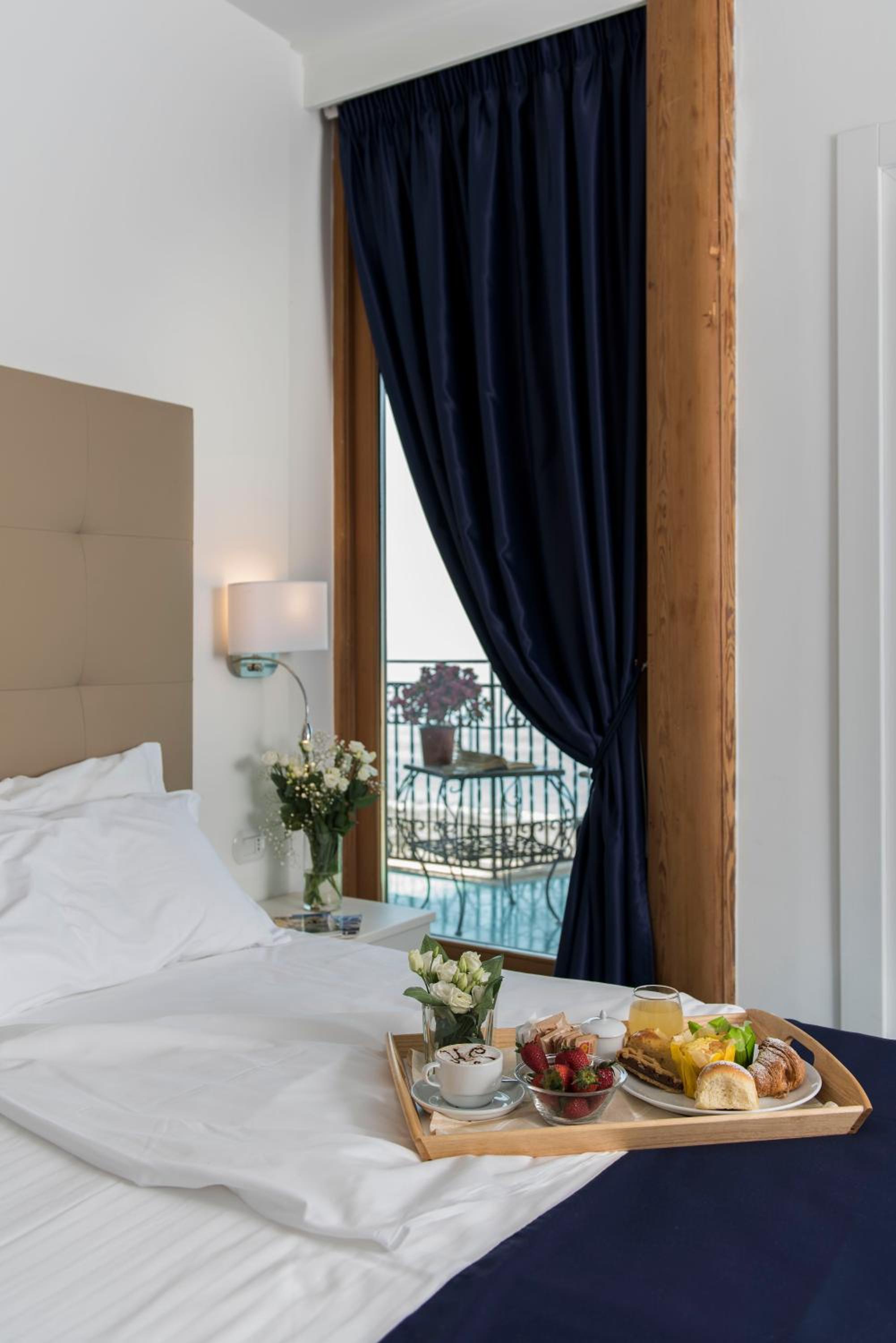 Deluxe Double or Twin Room with Sea View - Photo 6