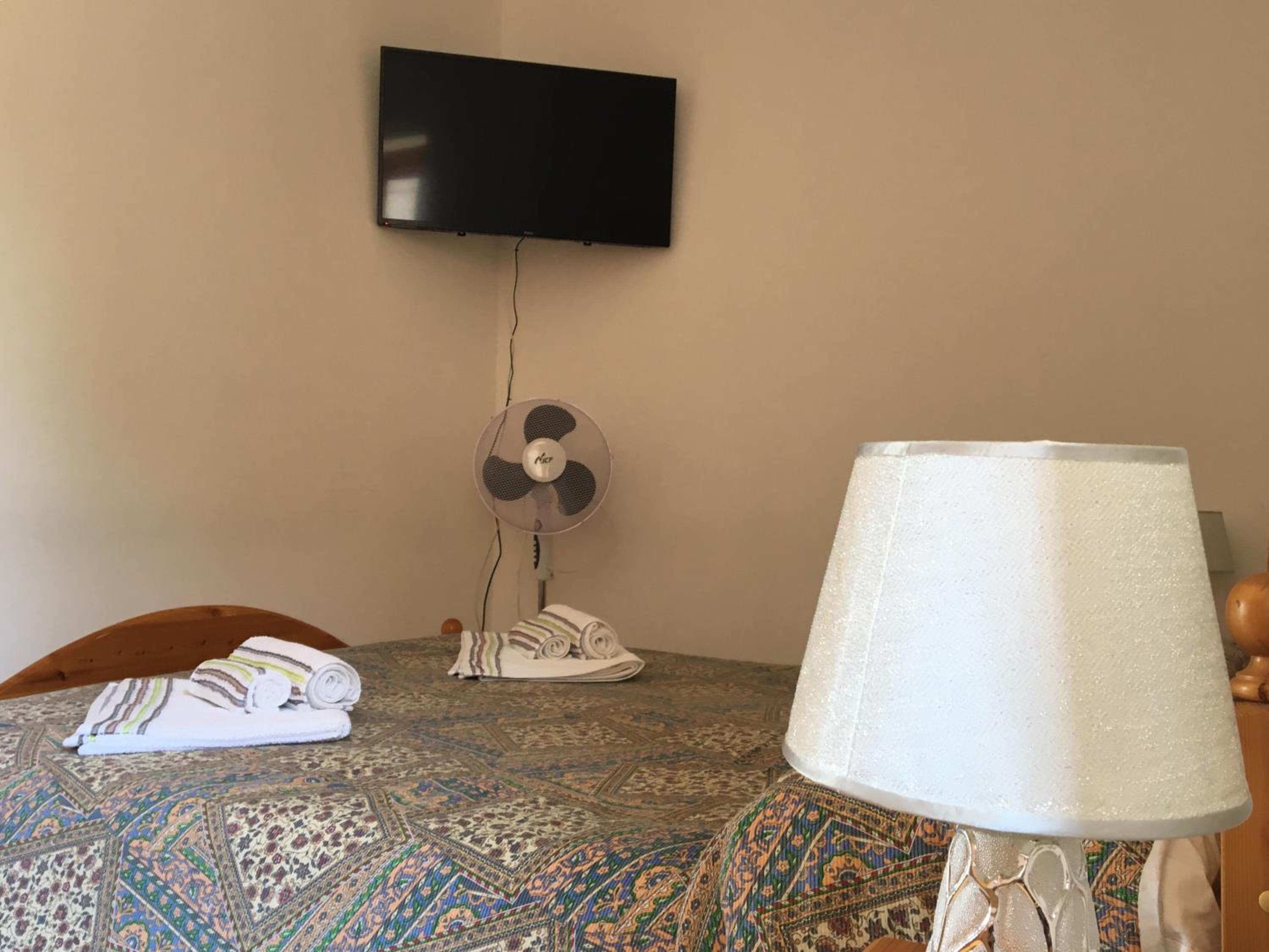 Quadruple Room with Private Bathroom - Photo 10