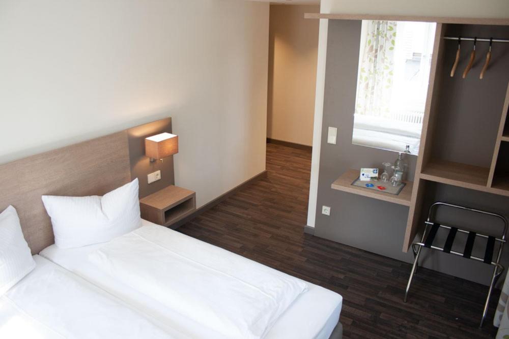 Budget Double Room - Photo 5