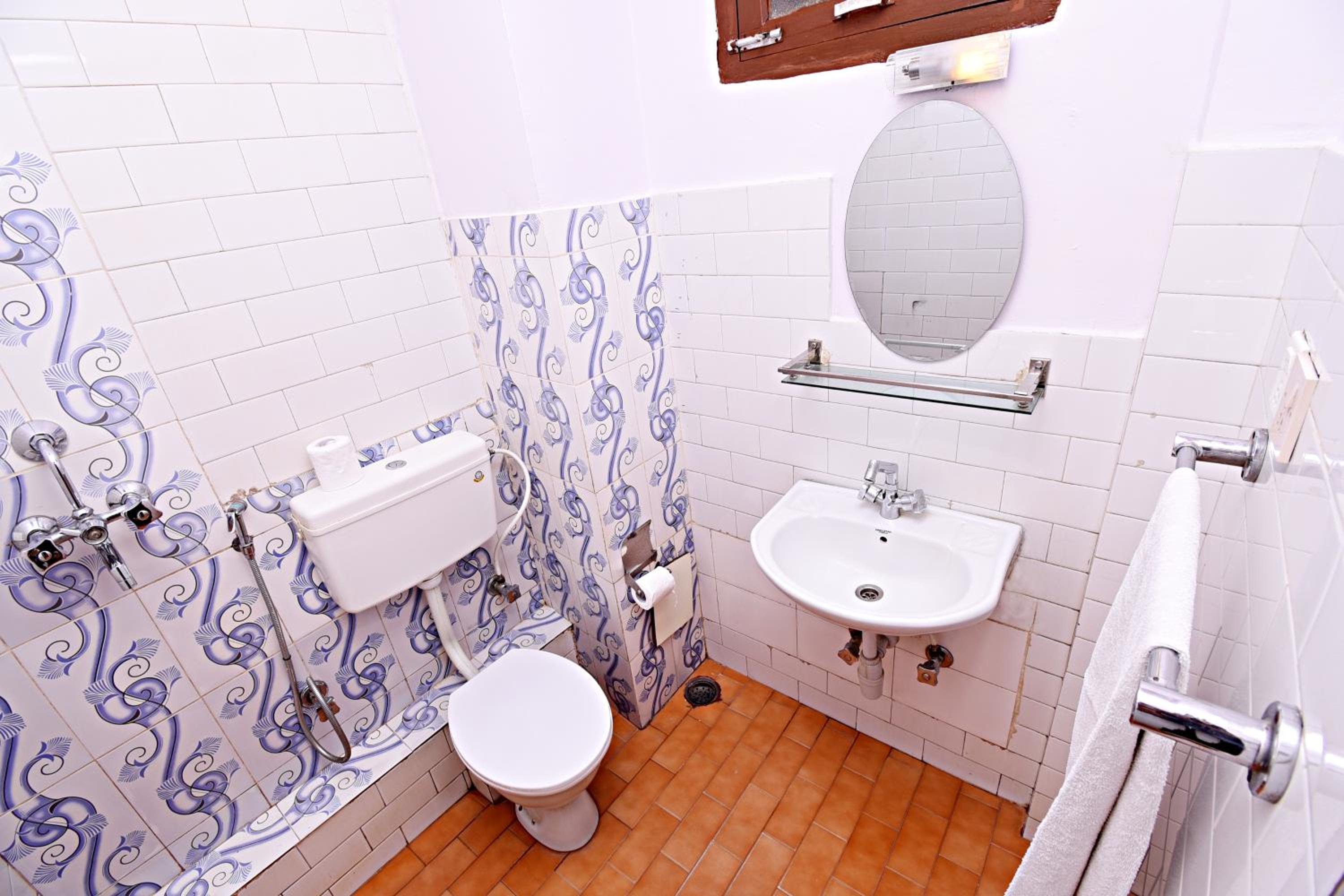 Standard Double or Twin Room - Photo 5