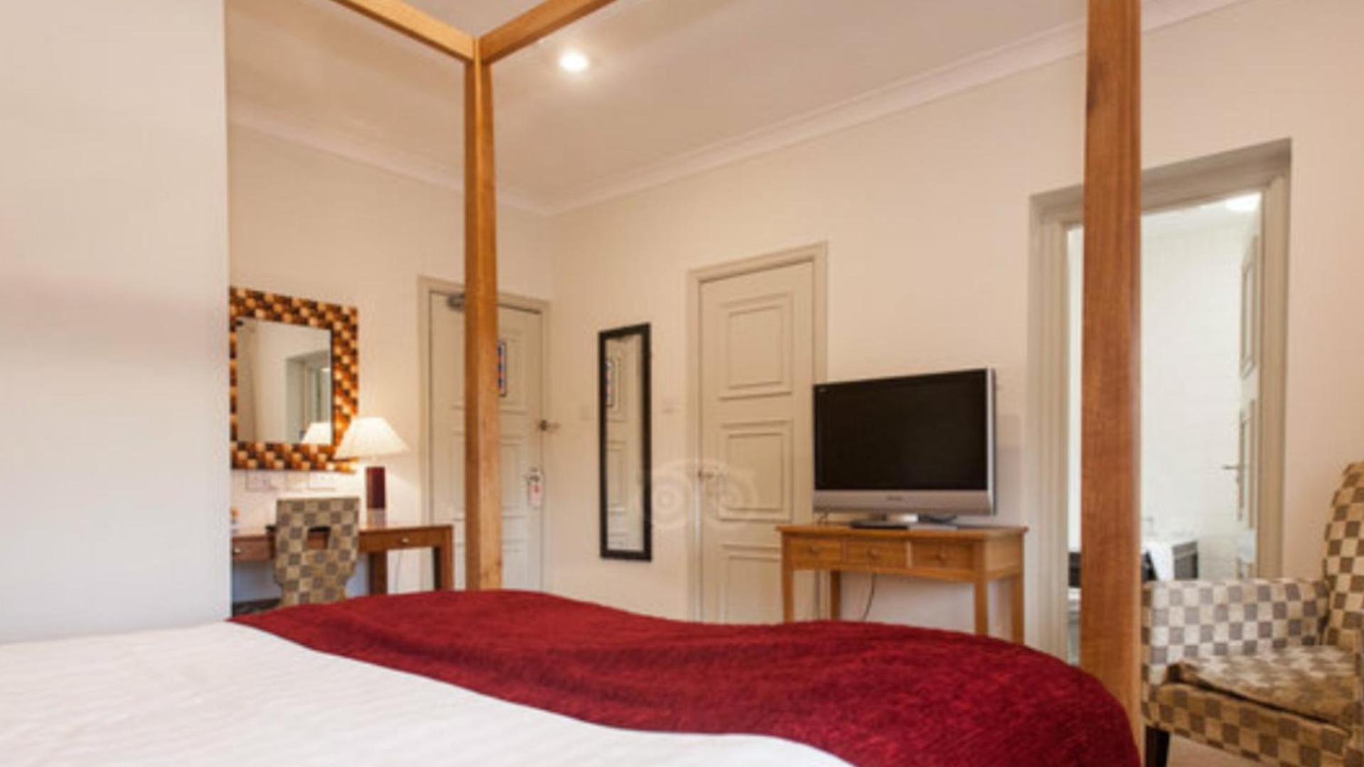 Four Poster Room photo 2