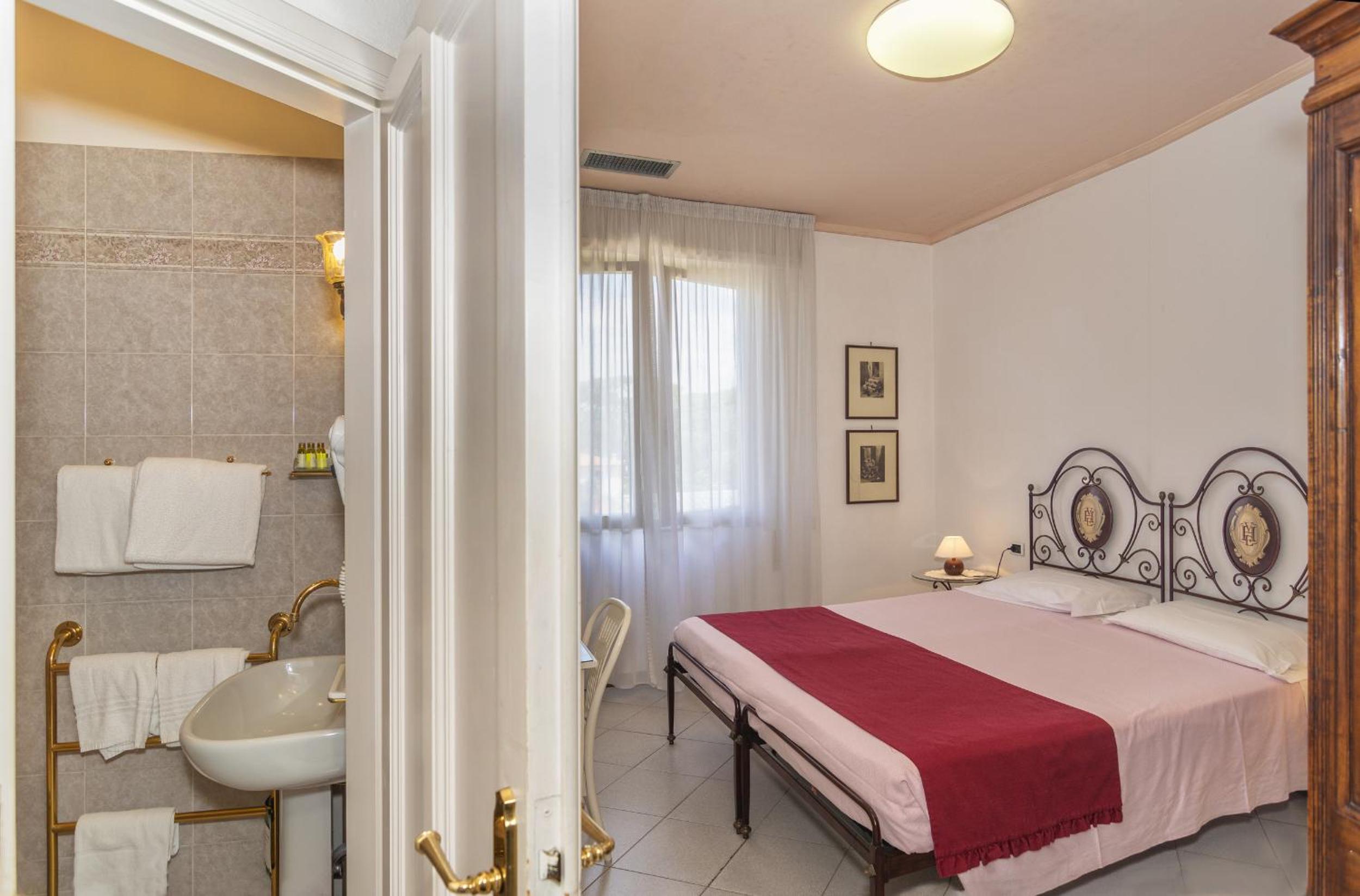 Double Room - Photo 7