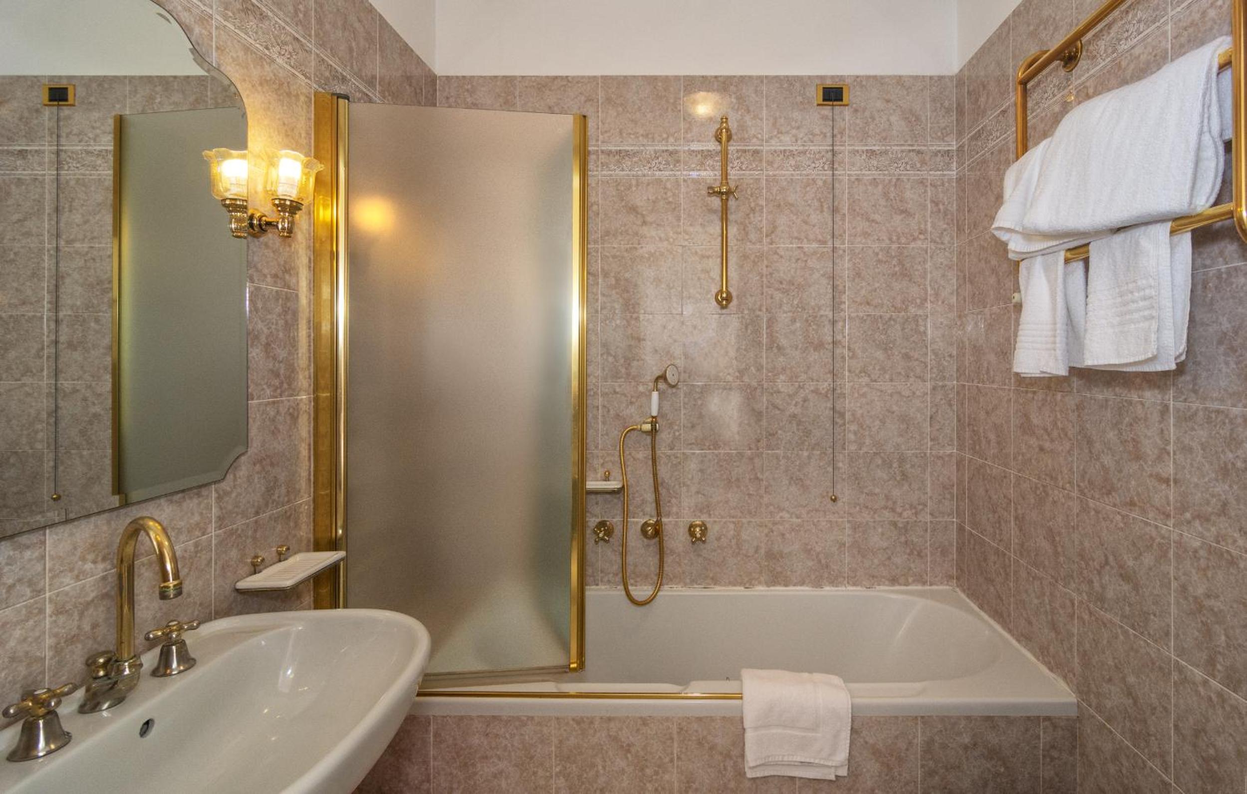 Double Room - Photo 25