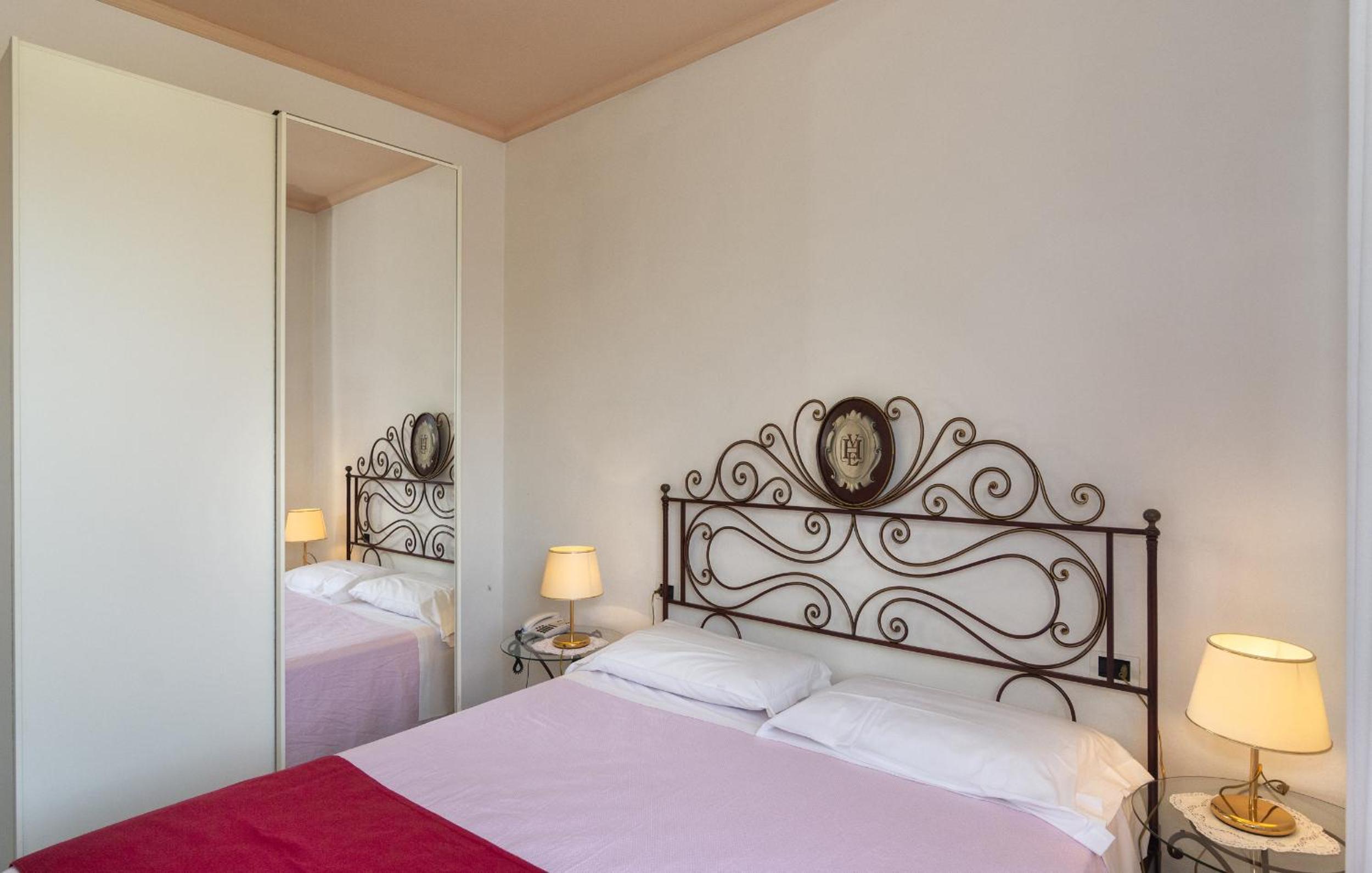 Double Room - Photo 8