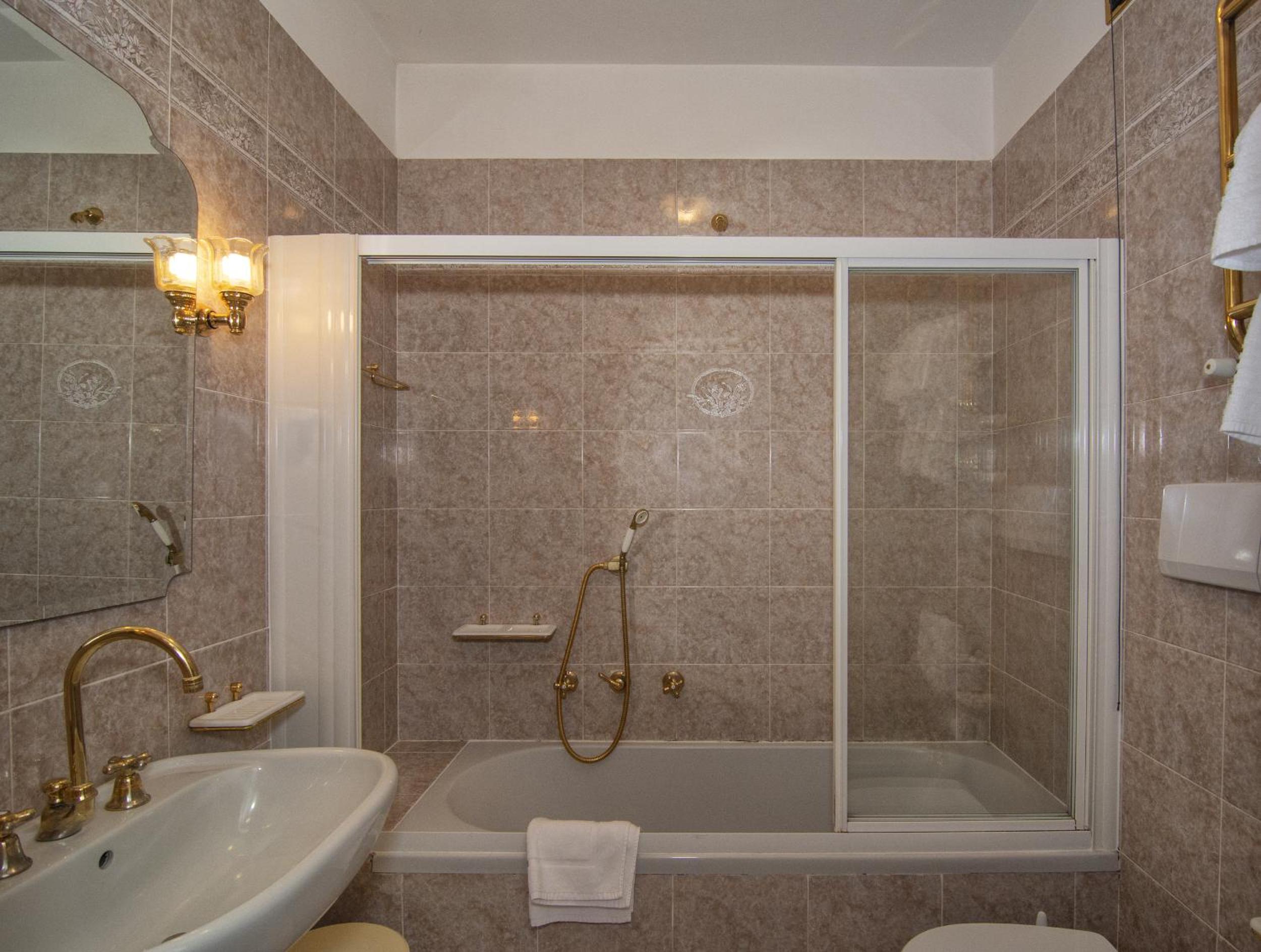 Double Room - Photo 12