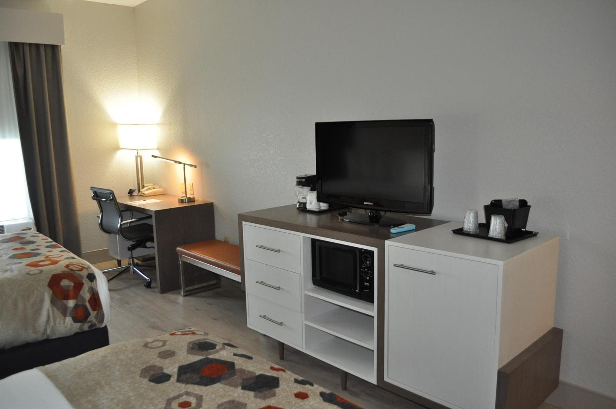 Queen Room with Two Queen Beds - Non-Smoking photo 3