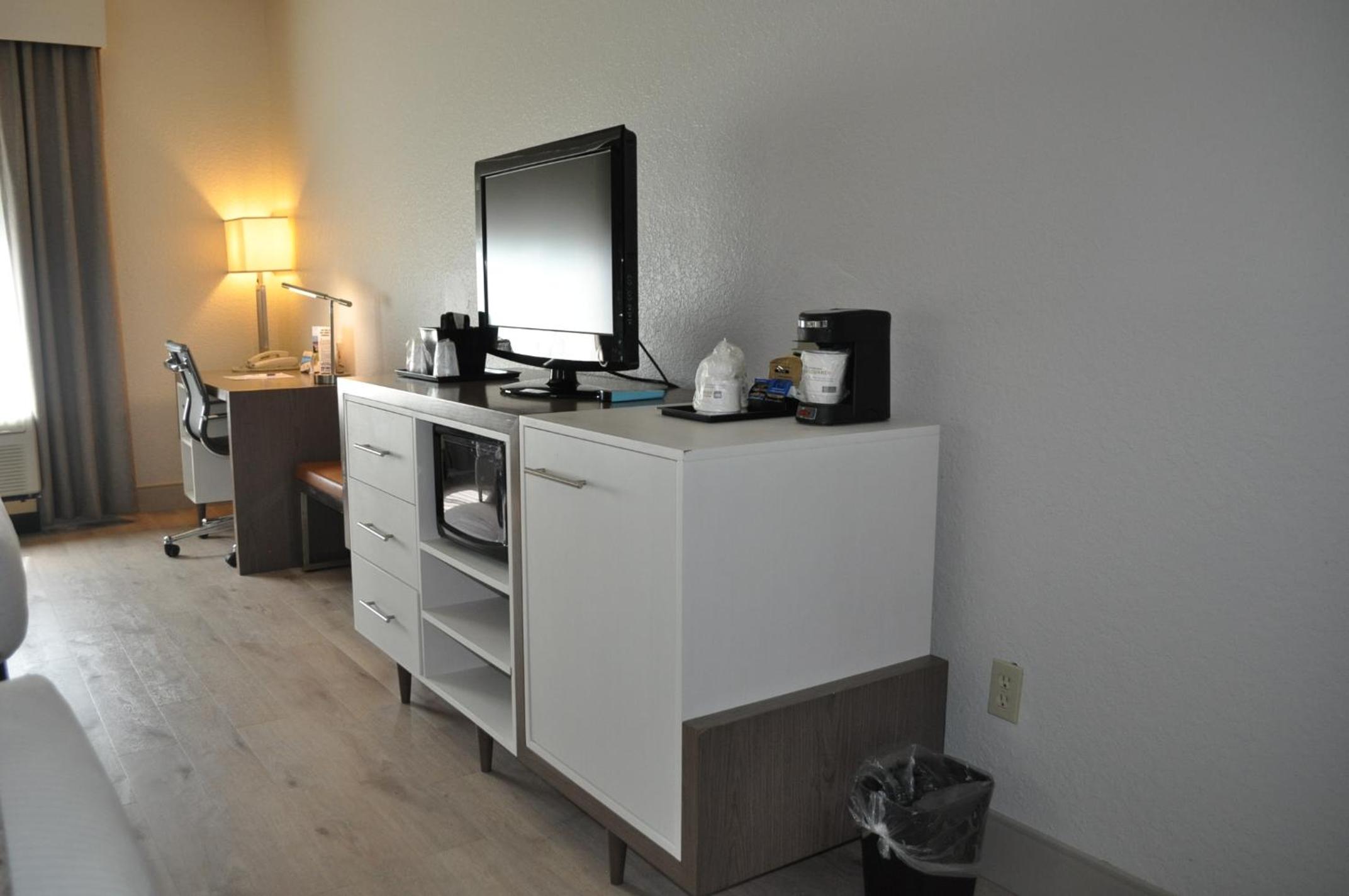 Large Queen Room with Two Queen Beds - Non-Smoking photo 2