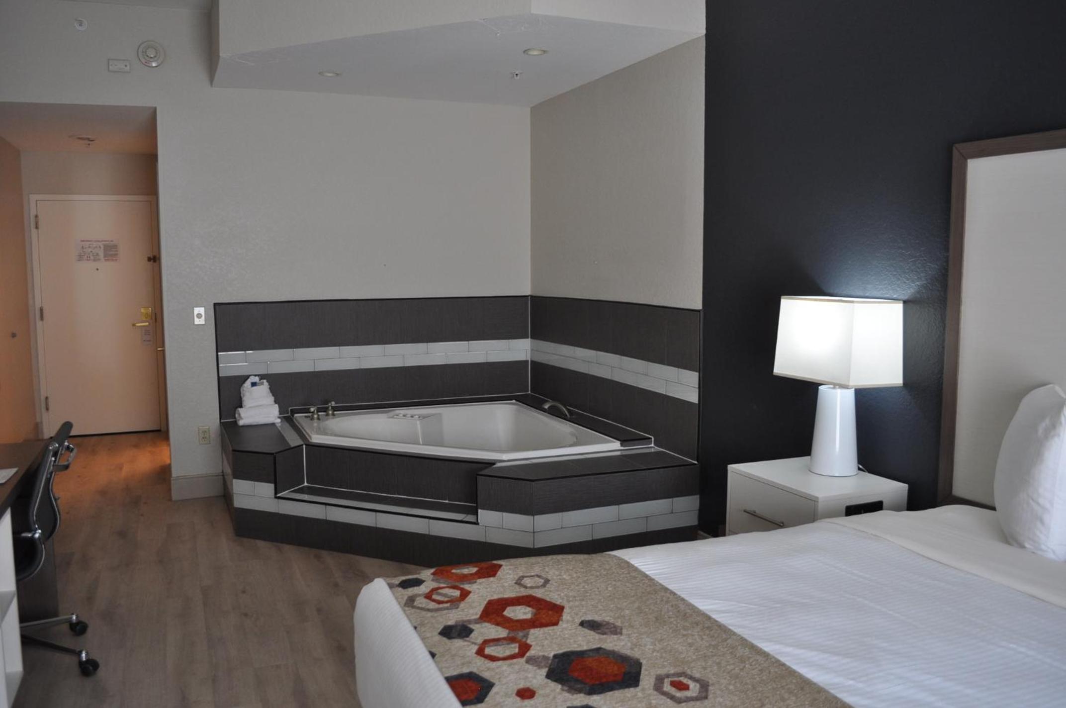 Jacuzzi King Suite - Non Smoking photo 1