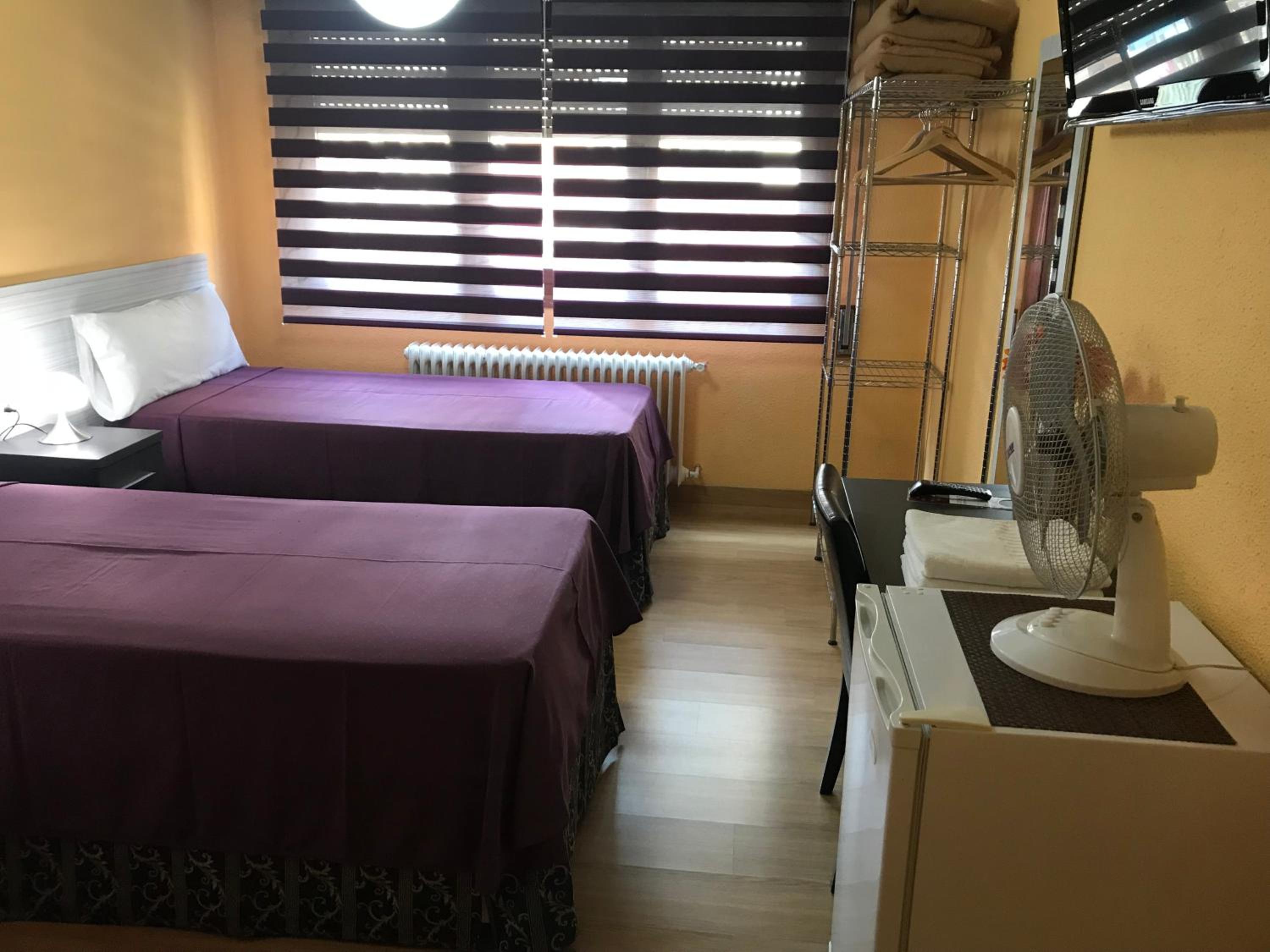 Habitación Triple con Baño Compartido