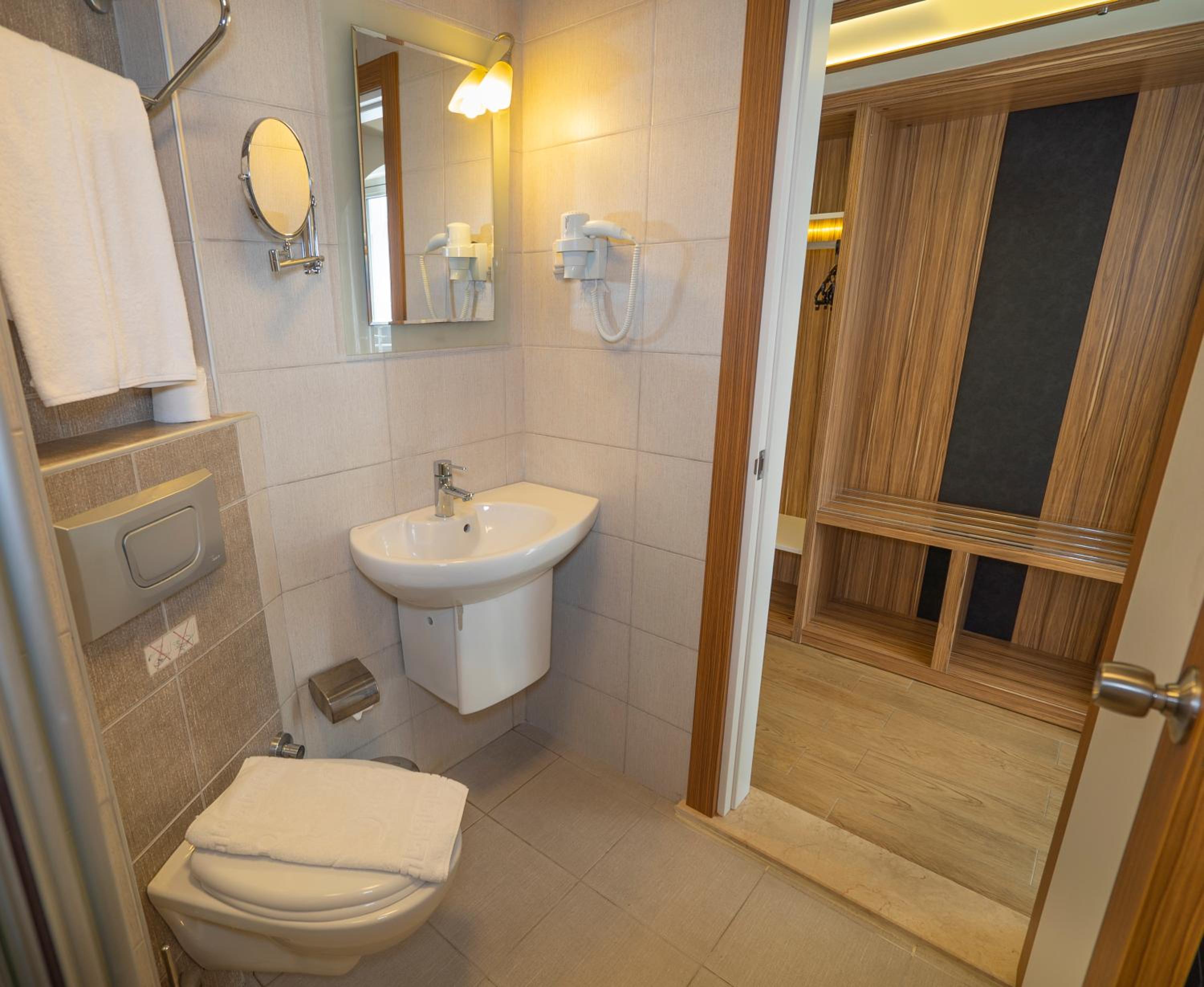 Standard Double or Twin Room thumbnail 5