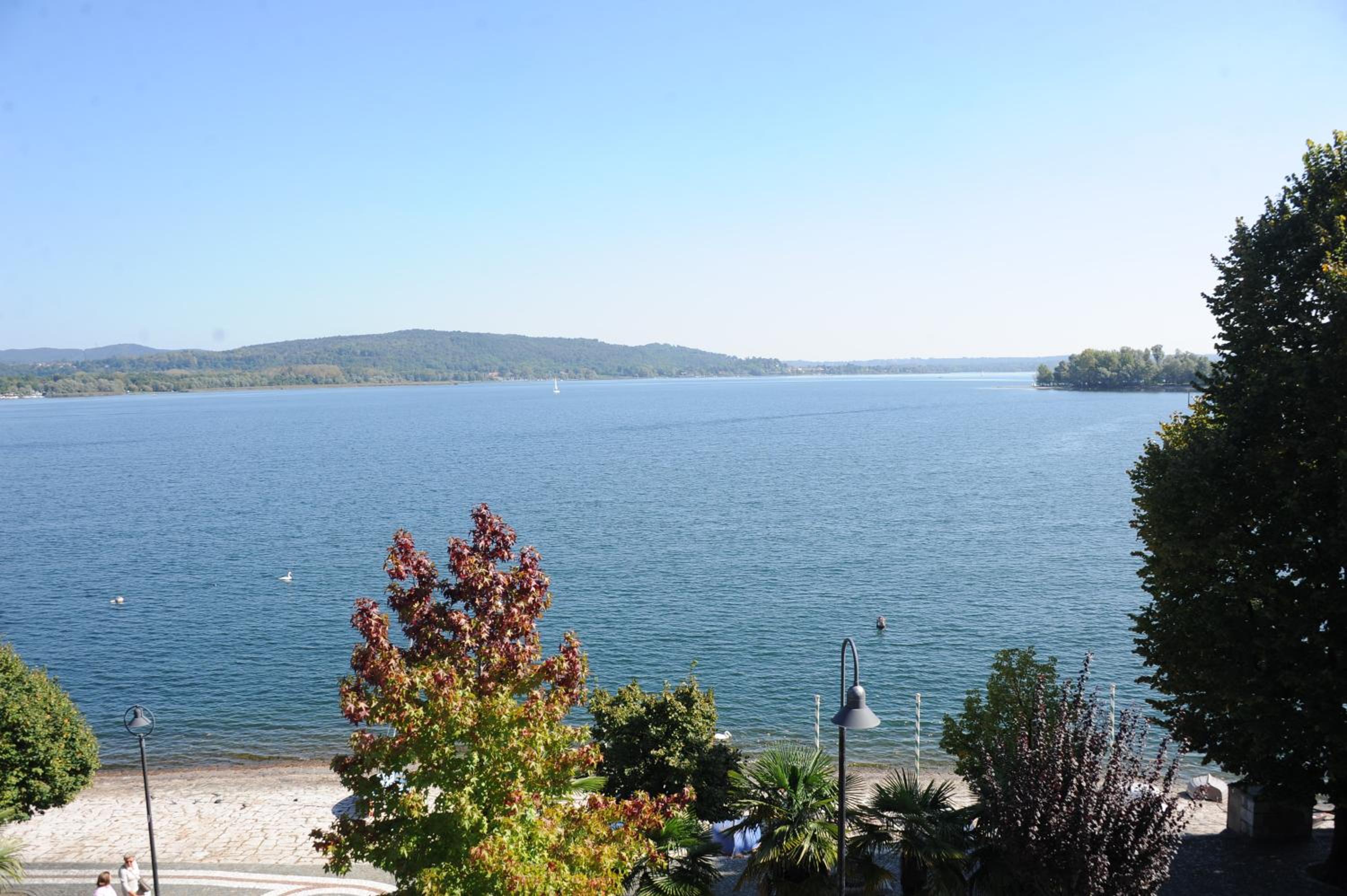 Superior Double Room with Lake/Square View - Photo 6