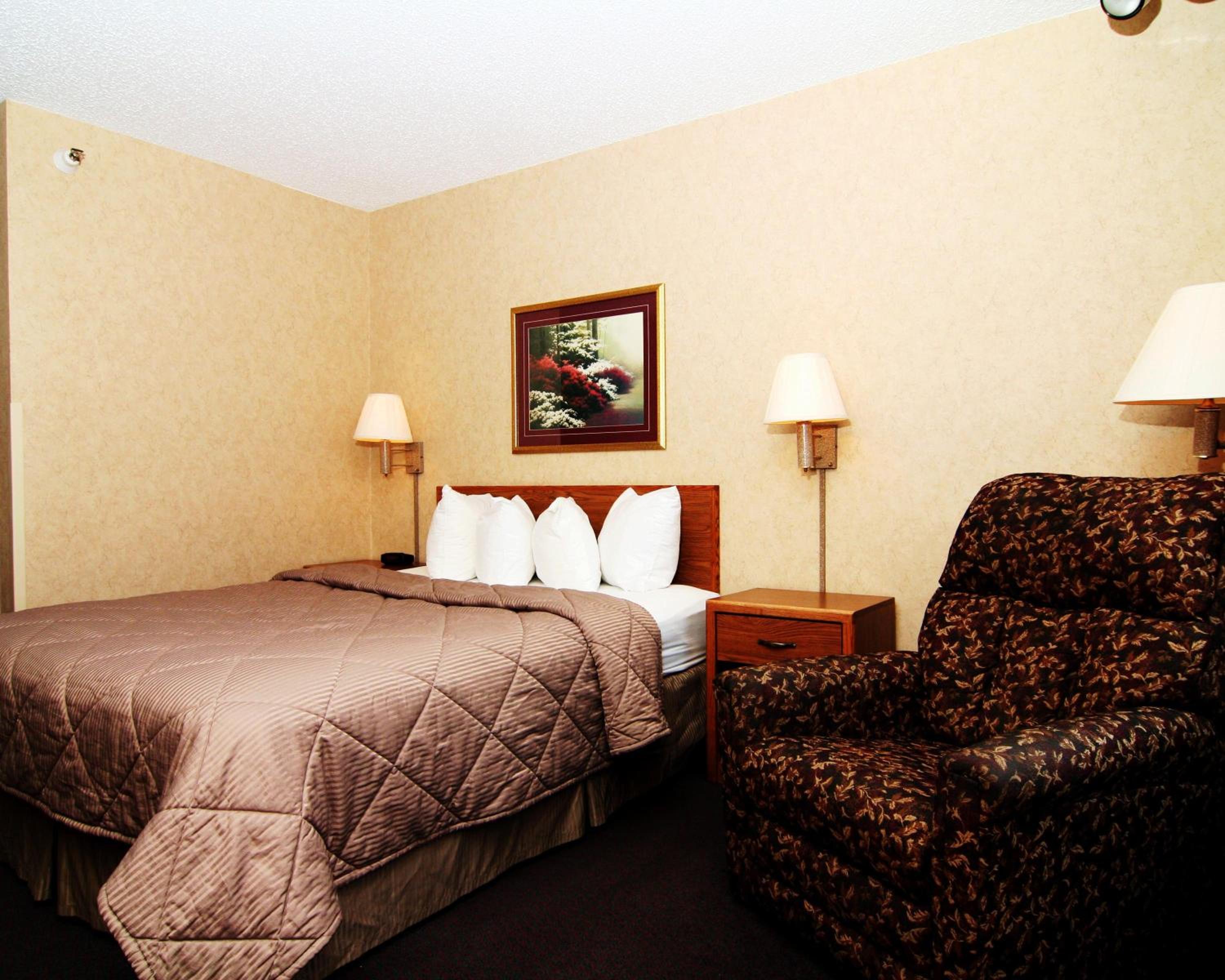 Queen Room - Non-Smoking - Photo 1