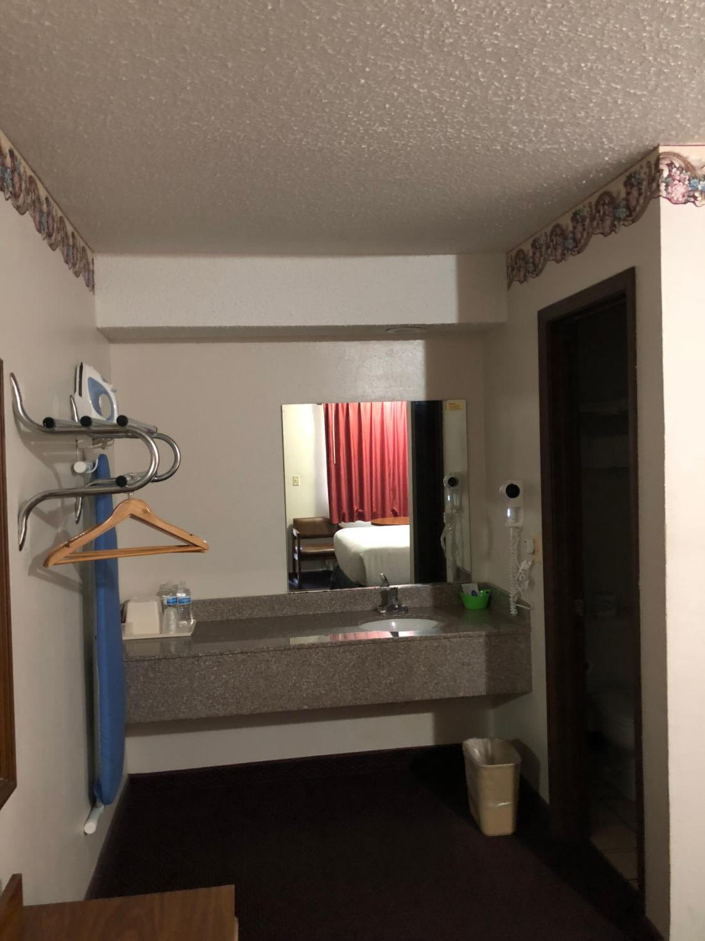 Queen Room- Non-Smoking