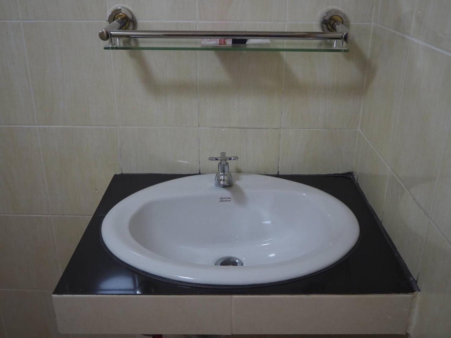 Double Room with Private Bathroom - Photo 2