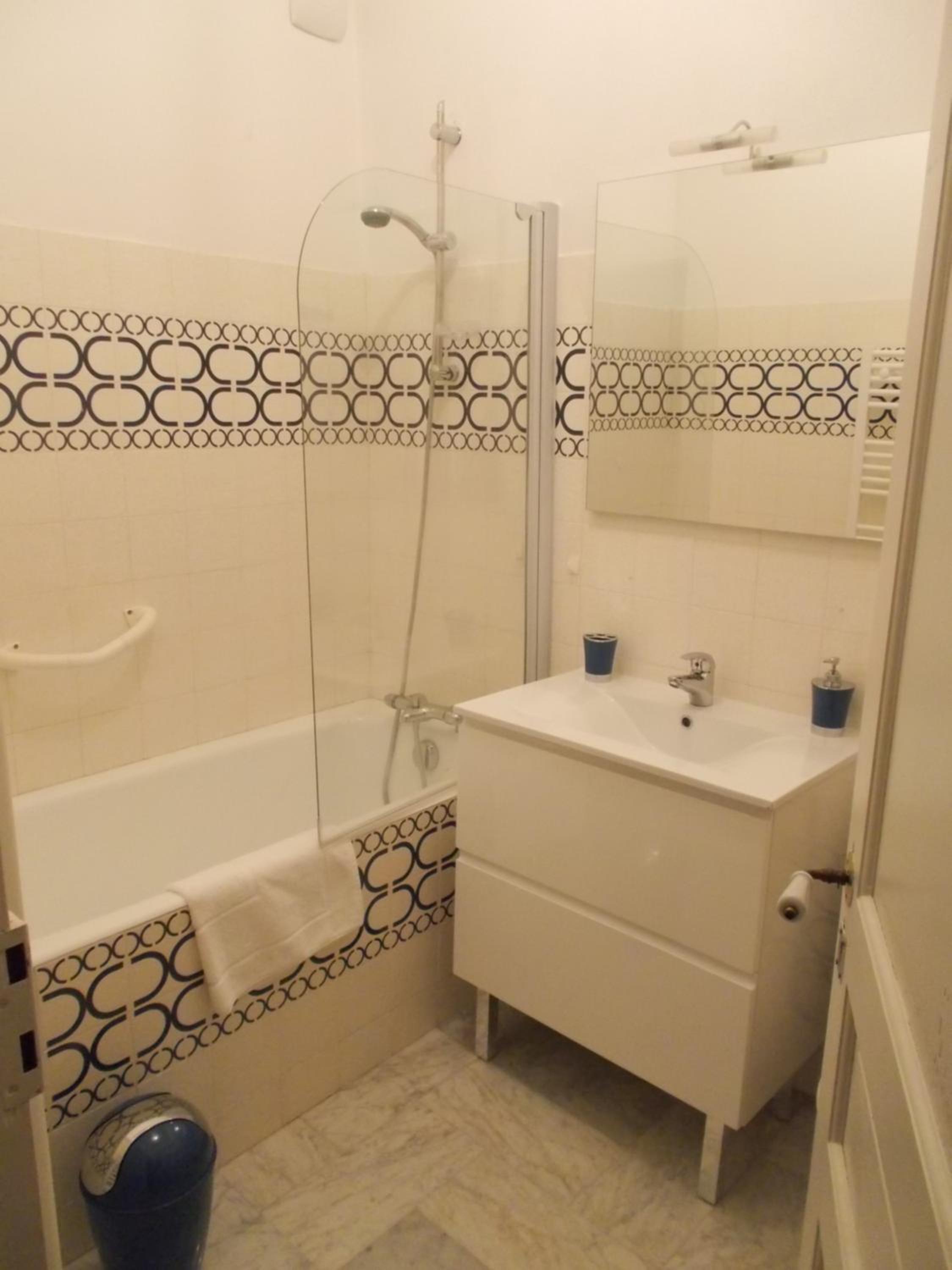 Family Room with Private Bathroom photo 3