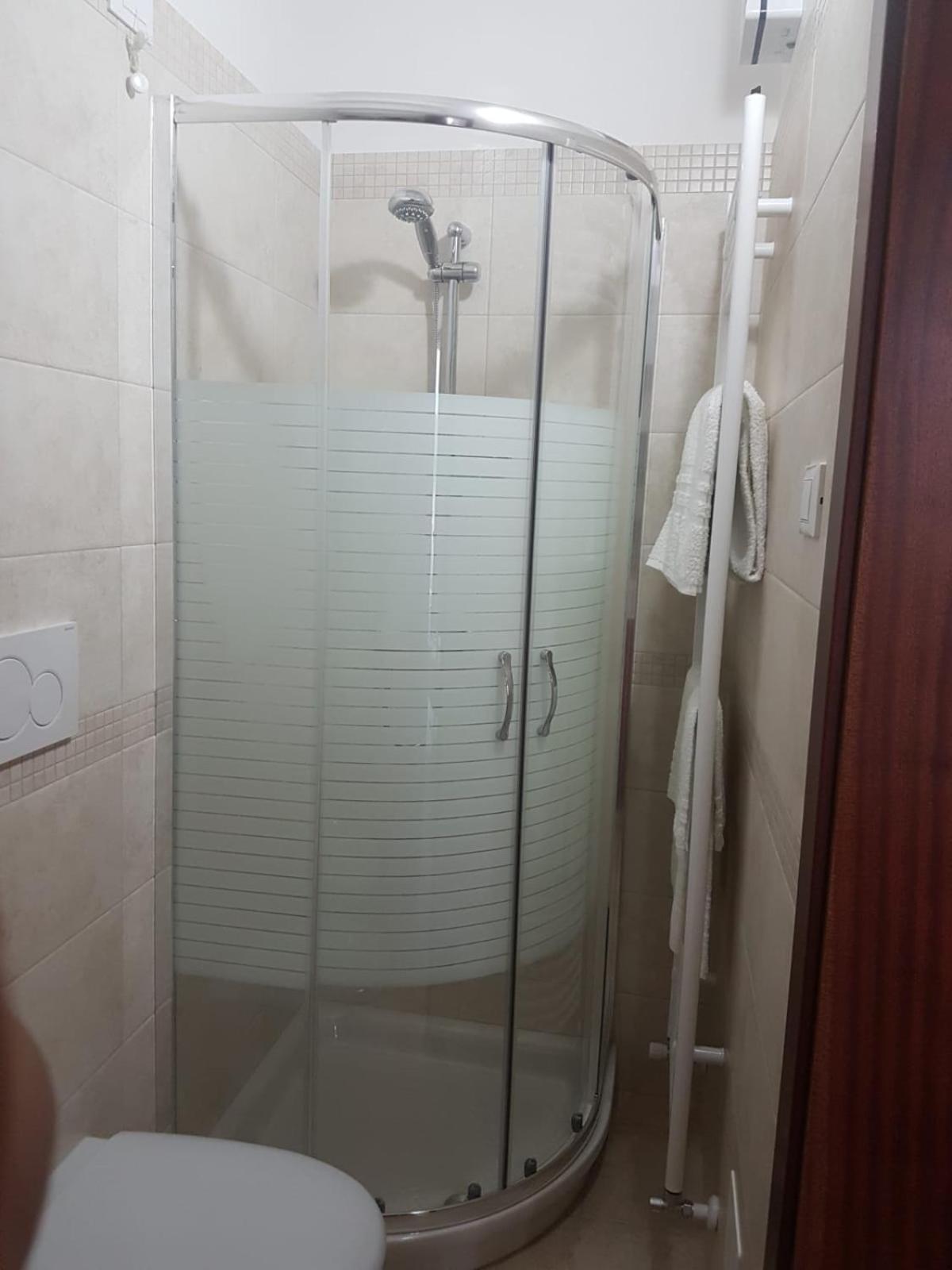 Double Room with Private Bathroom - Photo 3