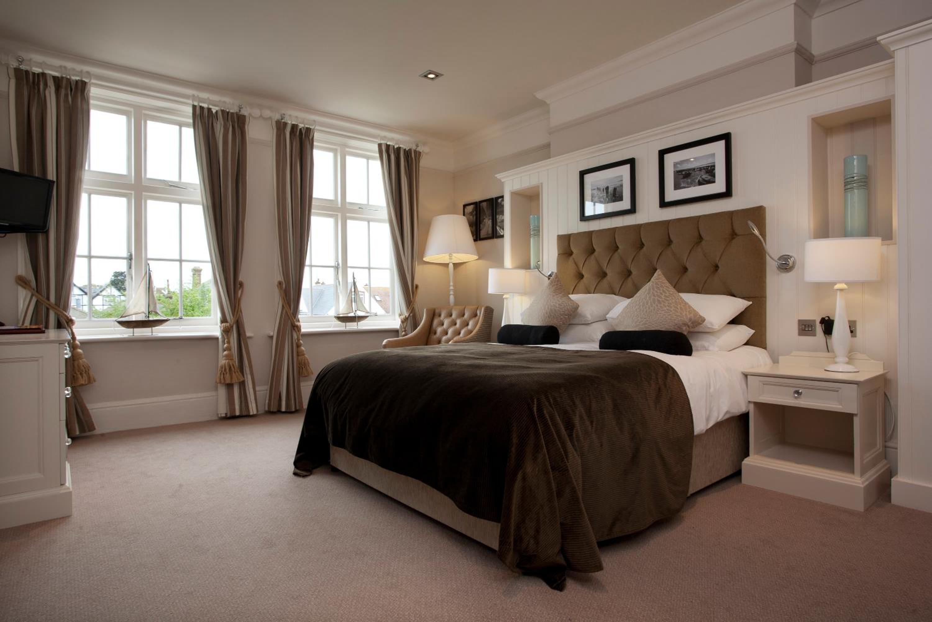 Standard Double Room with City View - Photo 1