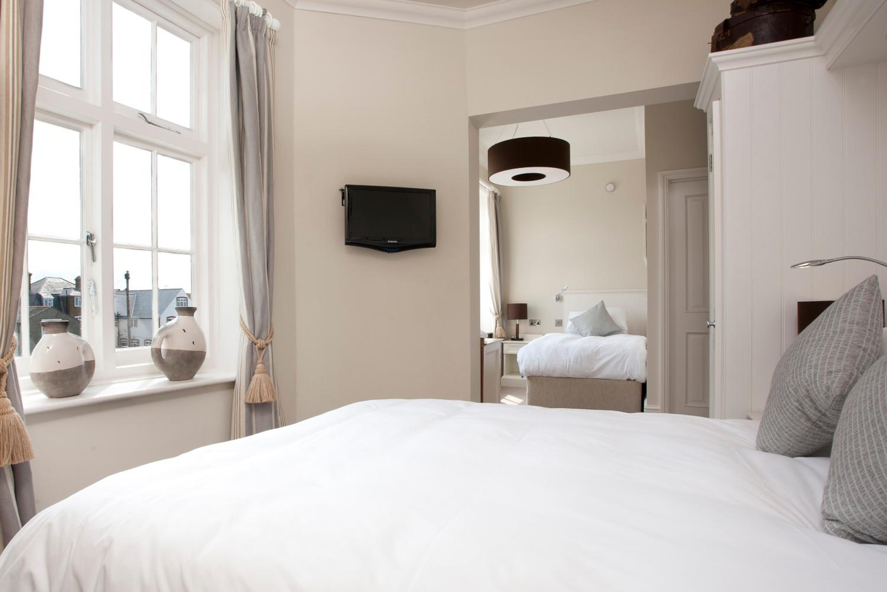 Standard Family Room with City View - Photo 2