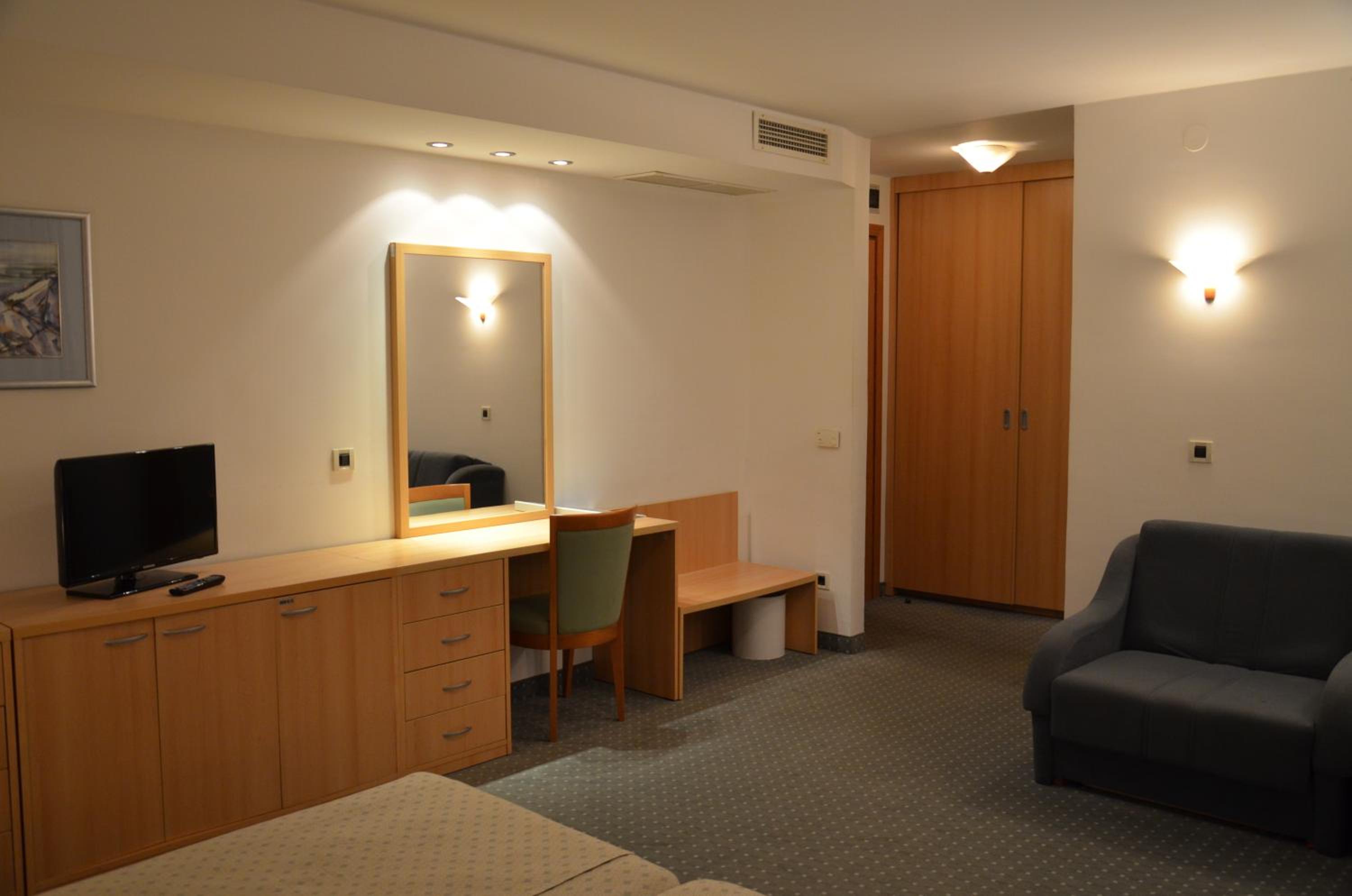 Double or Twin Room with Balcony - Photo 15