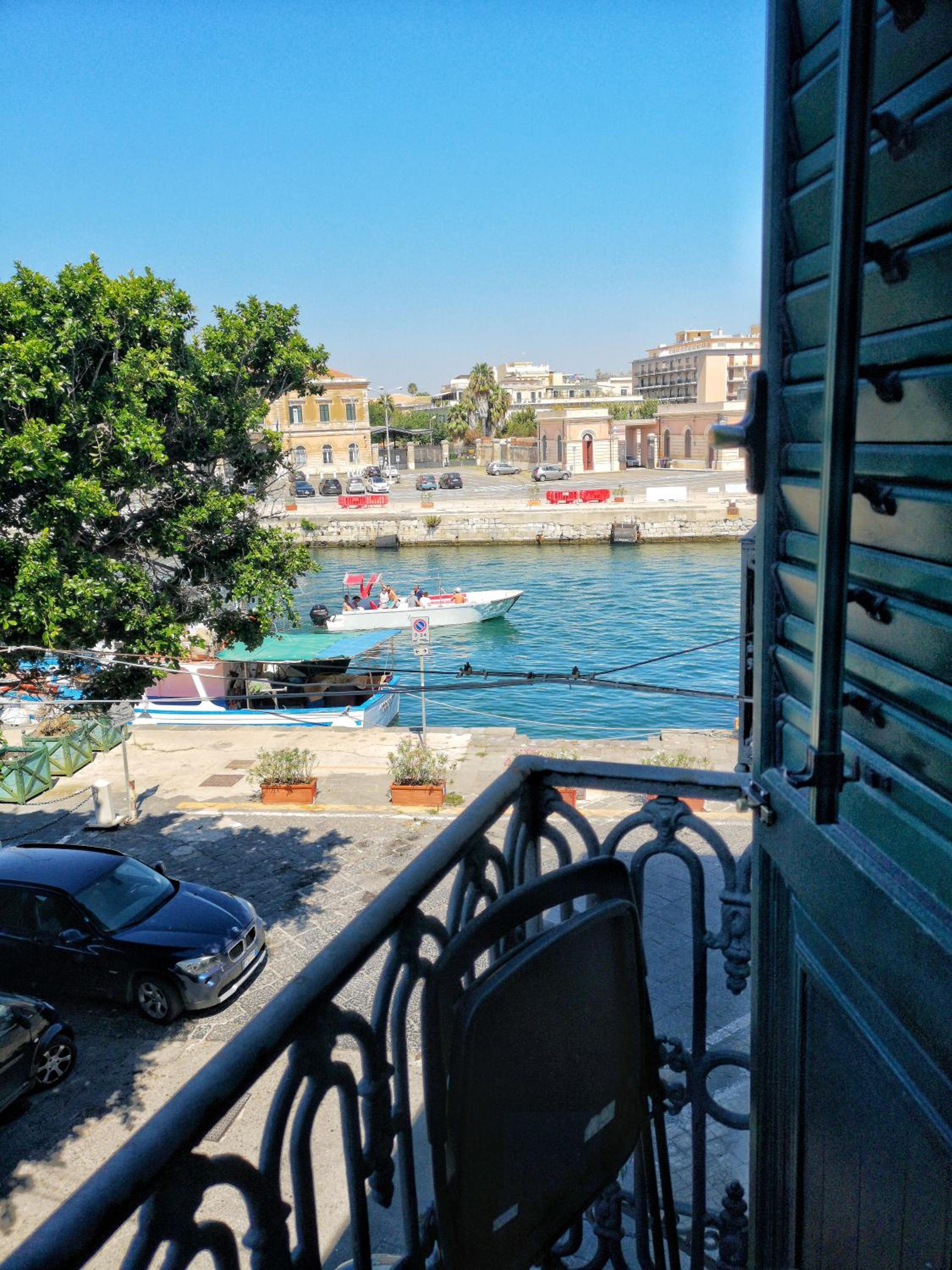 Double Room with Balcony - Photo 4